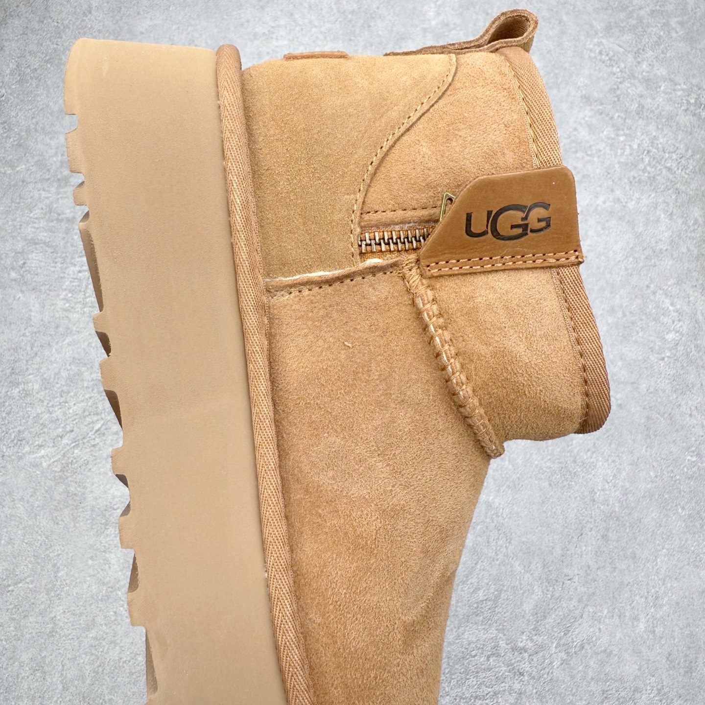 图片[6]-UGG 8011 秋冬羊皮毛一体雪地靴 全鞋采用ZP同厂 隆丰A级澳洲进口羊皮毛一体 品牌代工厂生产线 完全遵循ZP工艺流程 代工厂原厂版师 秉承无原鞋不开发选择 注重每一处细节 市面最正版型 TREADLITE\\\”轻翼\\\”科技外底 轻便/耐用/柔韧/桩型【售后郑重承诺】一个月内若出现重大脱胶/断底等质量问题 直接为您换新！尺码：35 36 37 38 39 40-选品中心