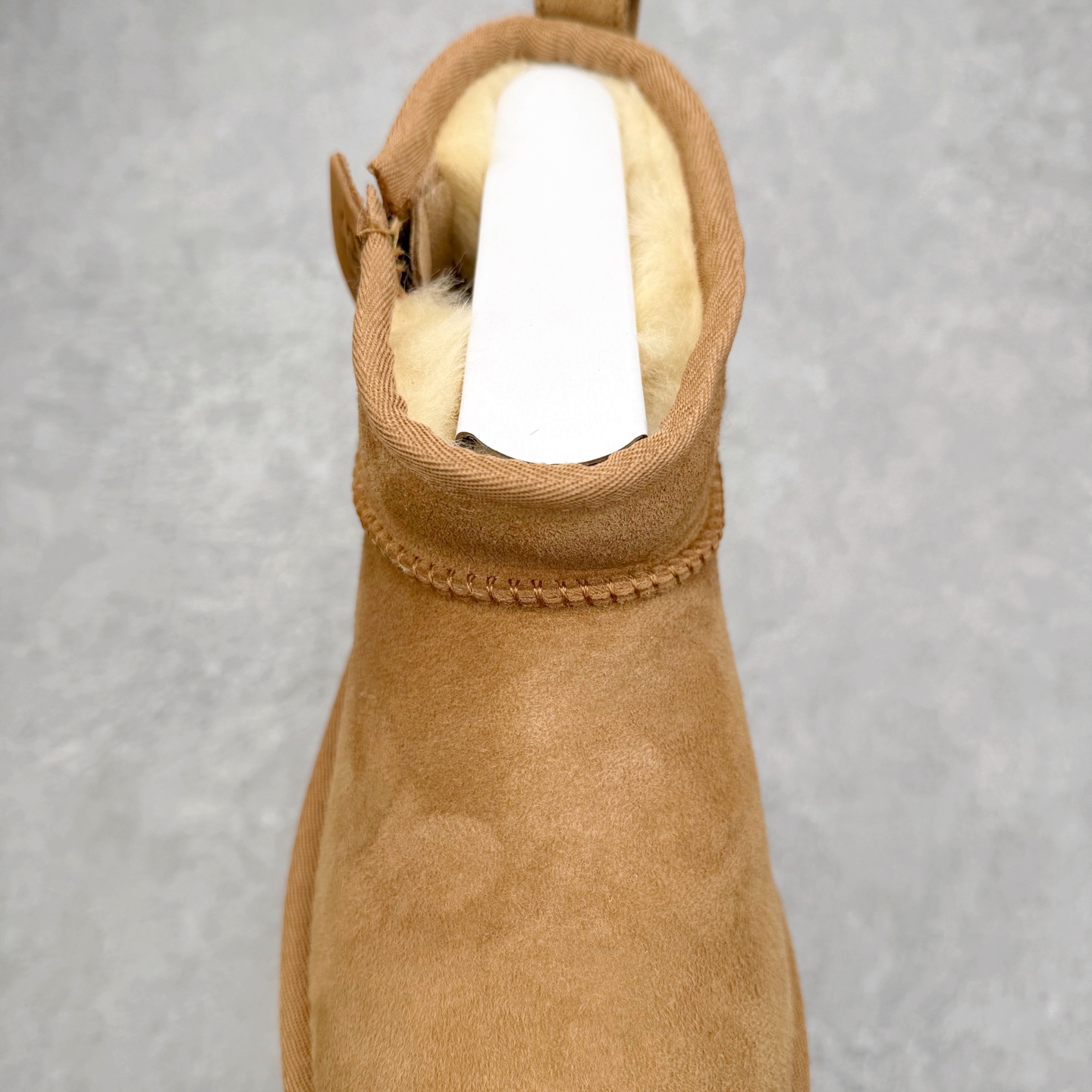 图片[5]-UGG 8011 秋冬羊皮毛一体雪地靴 全鞋采用ZP同厂 隆丰A级澳洲进口羊皮毛一体 品牌代工厂生产线 完全遵循ZP工艺流程 代工厂原厂版师 秉承无原鞋不开发选择 注重每一处细节 市面最正版型 TREADLITE\\\”轻翼\\\”科技外底 轻便/耐用/柔韧/桩型【售后郑重承诺】一个月内若出现重大脱胶/断底等质量问题 直接为您换新！尺码：35 36 37 38 39 40-选品中心