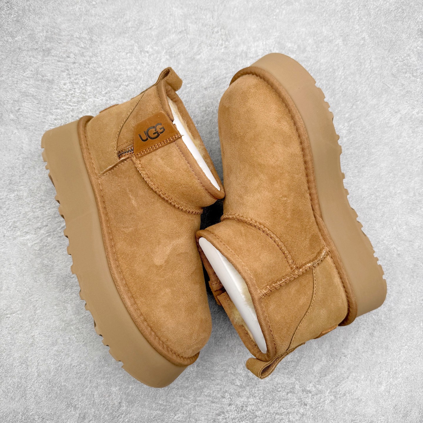 图片[3]-UGG 8011 秋冬羊皮毛一体雪地靴 全鞋采用ZP同厂 隆丰A级澳洲进口羊皮毛一体 品牌代工厂生产线 完全遵循ZP工艺流程 代工厂原厂版师 秉承无原鞋不开发选择 注重每一处细节 市面最正版型 TREADLITE\\\”轻翼\\\”科技外底 轻便/耐用/柔韧/桩型【售后郑重承诺】一个月内若出现重大脱胶/断底等质量问题 直接为您换新！尺码：35 36 37 38 39 40-选品中心