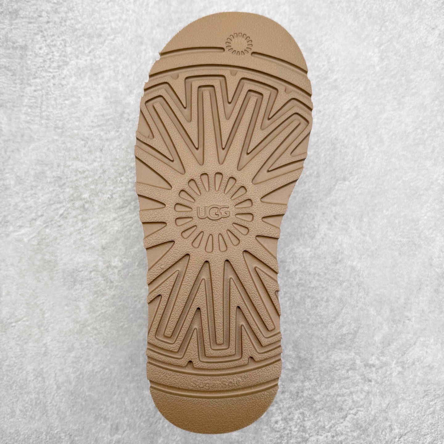 图片[9]-UGG 8011 秋冬羊皮毛一体雪地靴 全鞋采用ZP同厂 隆丰A级澳洲进口羊皮毛一体 品牌代工厂生产线 完全遵循ZP工艺流程 代工厂原厂版师 秉承无原鞋不开发选择 注重每一处细节 市面最正版型 TREADLITE\\\”轻翼\\\”科技外底 轻便/耐用/柔韧/桩型【售后郑重承诺】一个月内若出现重大脱胶/断底等质量问题 直接为您换新！尺码：35 36 37 38 39 40-选品中心