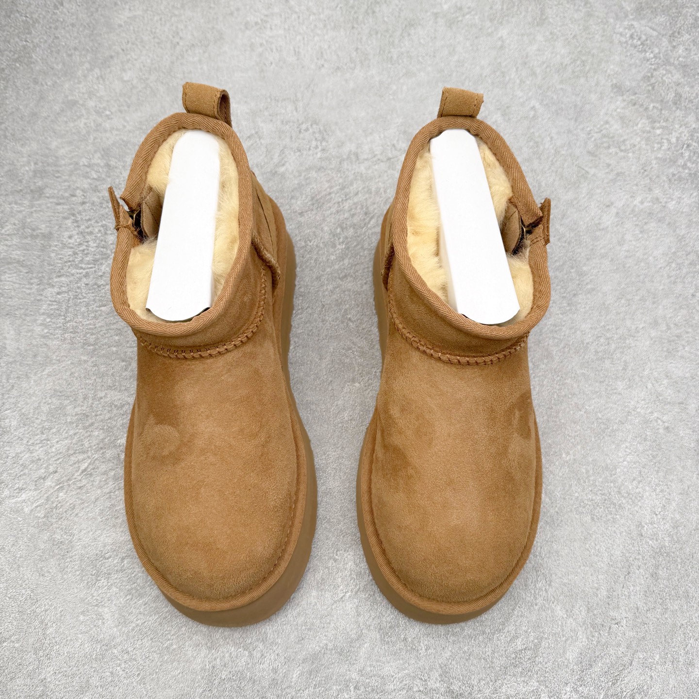 图片[2]-UGG 8011 秋冬羊皮毛一体雪地靴 全鞋采用ZP同厂 隆丰A级澳洲进口羊皮毛一体 品牌代工厂生产线 完全遵循ZP工艺流程 代工厂原厂版师 秉承无原鞋不开发选择 注重每一处细节 市面最正版型 TREADLITE\\\”轻翼\\\”科技外底 轻便/耐用/柔韧/桩型【售后郑重承诺】一个月内若出现重大脱胶/断底等质量问题 直接为您换新！尺码：35 36 37 38 39 40-选品中心