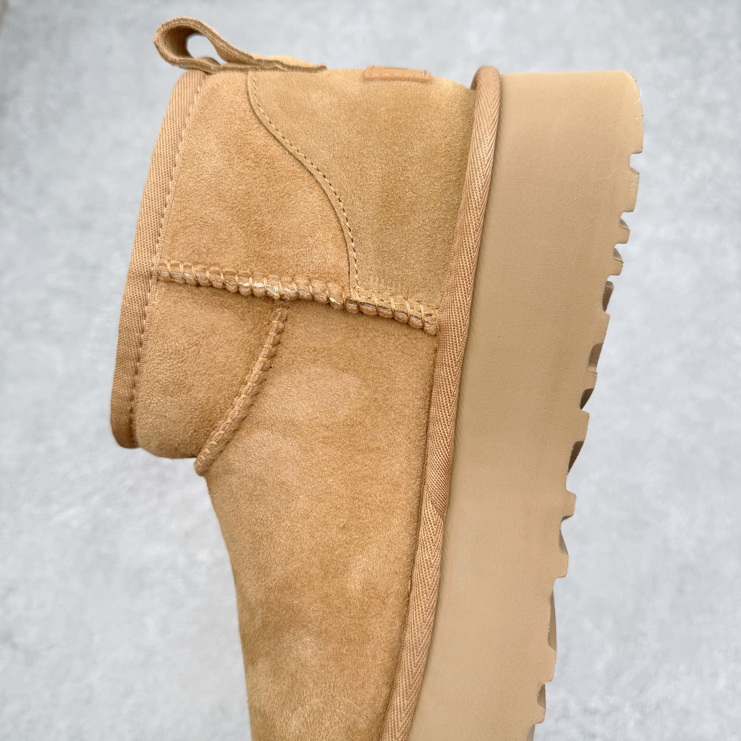 图片[7]-UGG 8011 秋冬羊皮毛一体雪地靴 全鞋采用ZP同厂 隆丰A级澳洲进口羊皮毛一体 品牌代工厂生产线 完全遵循ZP工艺流程 代工厂原厂版师 秉承无原鞋不开发选择 注重每一处细节 市面最正版型 TREADLITE\\\”轻翼\\\”科技外底 轻便/耐用/柔韧/桩型【售后郑重承诺】一个月内若出现重大脱胶/断底等质量问题 直接为您换新！尺码：35 36 37 38 39 40-选品中心