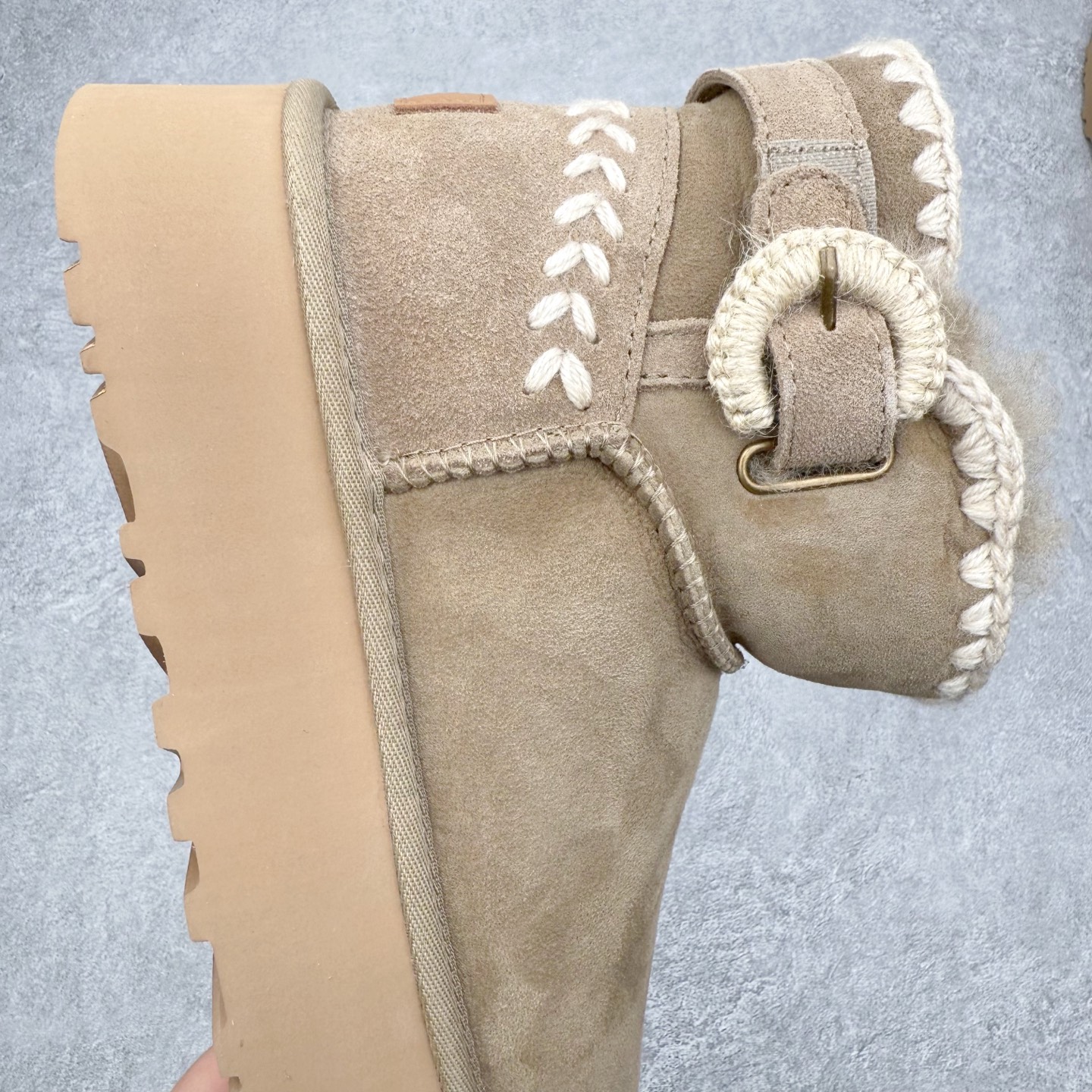 图片[6]-UGG 0817 秋冬羊皮毛一体雪地靴 全鞋采用ZP同厂 隆丰A级澳洲进口羊皮毛一体 品牌代工厂生产线 完全遵循ZP工艺流程 代工厂原厂版师 秉承无原鞋不开发选择 注重每一处细节 市面最正版型 TREADLITE\\\”轻翼\\\”科技外底 轻便/耐用/柔韧/桩型【售后郑重承诺】一个月内若出现重大脱胶/断底等质量问题 直接为您换新！尺码：35 36 37 38 39 40-选品中心