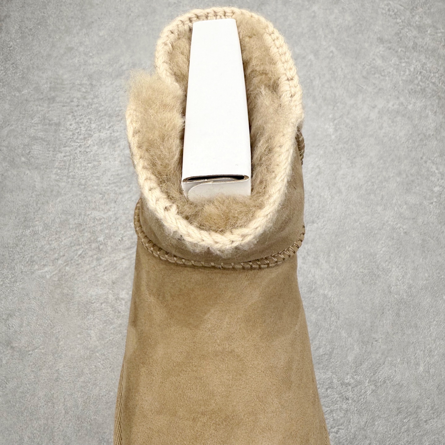 图片[5]-UGG 0817 秋冬羊皮毛一体雪地靴 全鞋采用ZP同厂 隆丰A级澳洲进口羊皮毛一体 品牌代工厂生产线 完全遵循ZP工艺流程 代工厂原厂版师 秉承无原鞋不开发选择 注重每一处细节 市面最正版型 TREADLITE\\\”轻翼\\\”科技外底 轻便/耐用/柔韧/桩型【售后郑重承诺】一个月内若出现重大脱胶/断底等质量问题 直接为您换新！尺码：35 36 37 38 39 40-选品中心