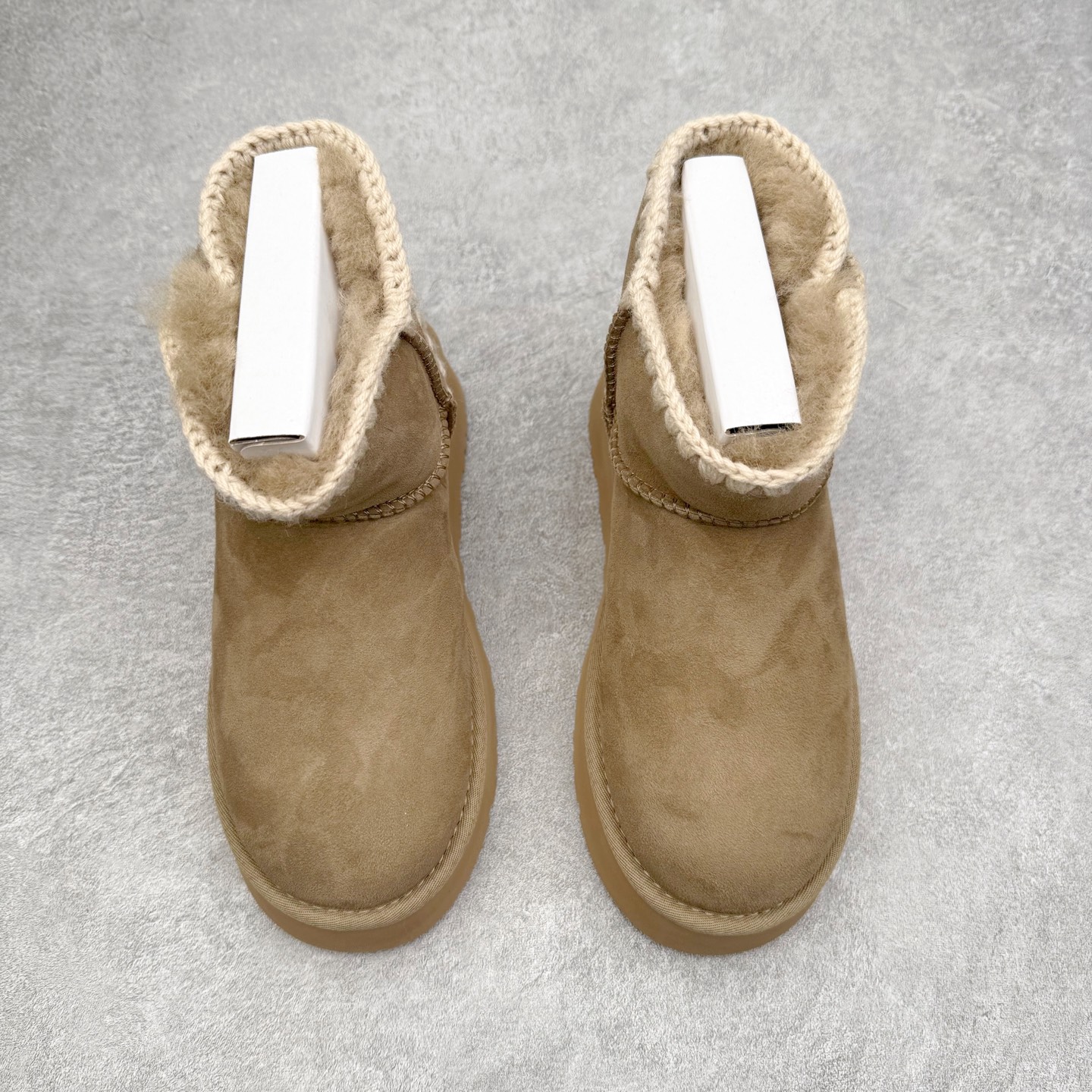 图片[2]-UGG 0817 秋冬羊皮毛一体雪地靴 全鞋采用ZP同厂 隆丰A级澳洲进口羊皮毛一体 品牌代工厂生产线 完全遵循ZP工艺流程 代工厂原厂版师 秉承无原鞋不开发选择 注重每一处细节 市面最正版型 TREADLITE\\\”轻翼\\\”科技外底 轻便/耐用/柔韧/桩型【售后郑重承诺】一个月内若出现重大脱胶/断底等质量问题 直接为您换新！尺码：35 36 37 38 39 40-选品中心