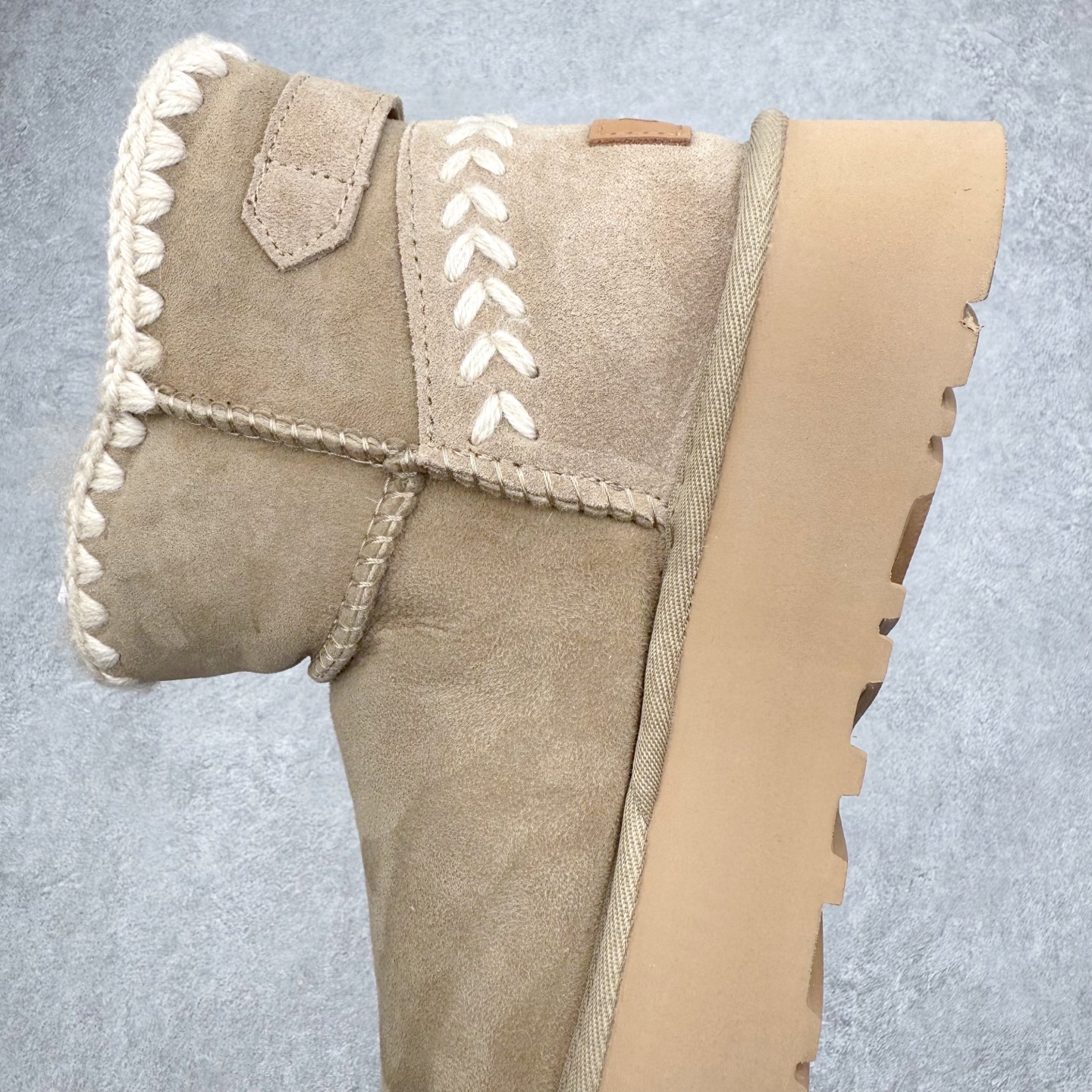 图片[7]-UGG 0817 秋冬羊皮毛一体雪地靴 全鞋采用ZP同厂 隆丰A级澳洲进口羊皮毛一体 品牌代工厂生产线 完全遵循ZP工艺流程 代工厂原厂版师 秉承无原鞋不开发选择 注重每一处细节 市面最正版型 TREADLITE\\\”轻翼\\\”科技外底 轻便/耐用/柔韧/桩型【售后郑重承诺】一个月内若出现重大脱胶/断底等质量问题 直接为您换新！尺码：35 36 37 38 39 40-选品中心