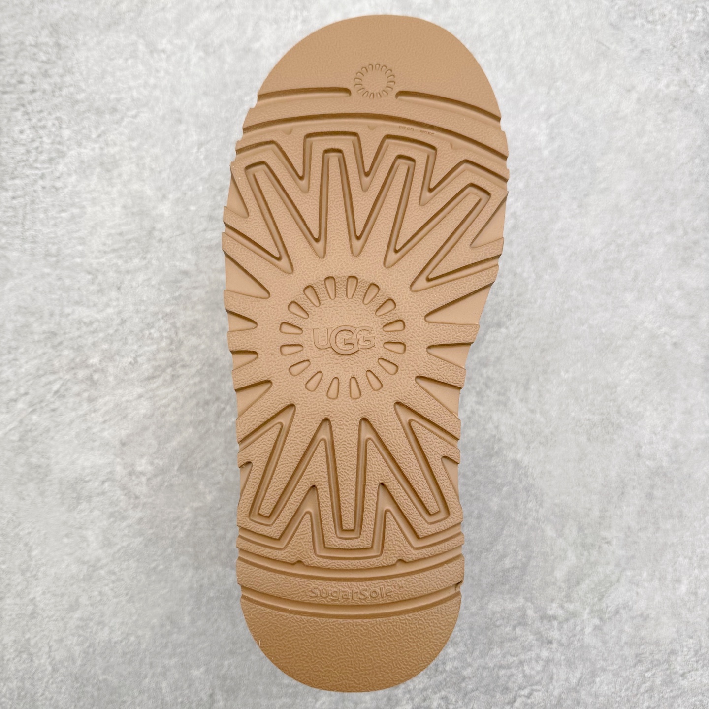 图片[9]-UGG 0817 秋冬羊皮毛一体雪地靴 全鞋采用ZP同厂 隆丰A级澳洲进口羊皮毛一体 品牌代工厂生产线 完全遵循ZP工艺流程 代工厂原厂版师 秉承无原鞋不开发选择 注重每一处细节 市面最正版型 TREADLITE\\\”轻翼\\\”科技外底 轻便/耐用/柔韧/桩型【售后郑重承诺】一个月内若出现重大脱胶/断底等质量问题 直接为您换新！尺码：35 36 37 38 39 40-选品中心