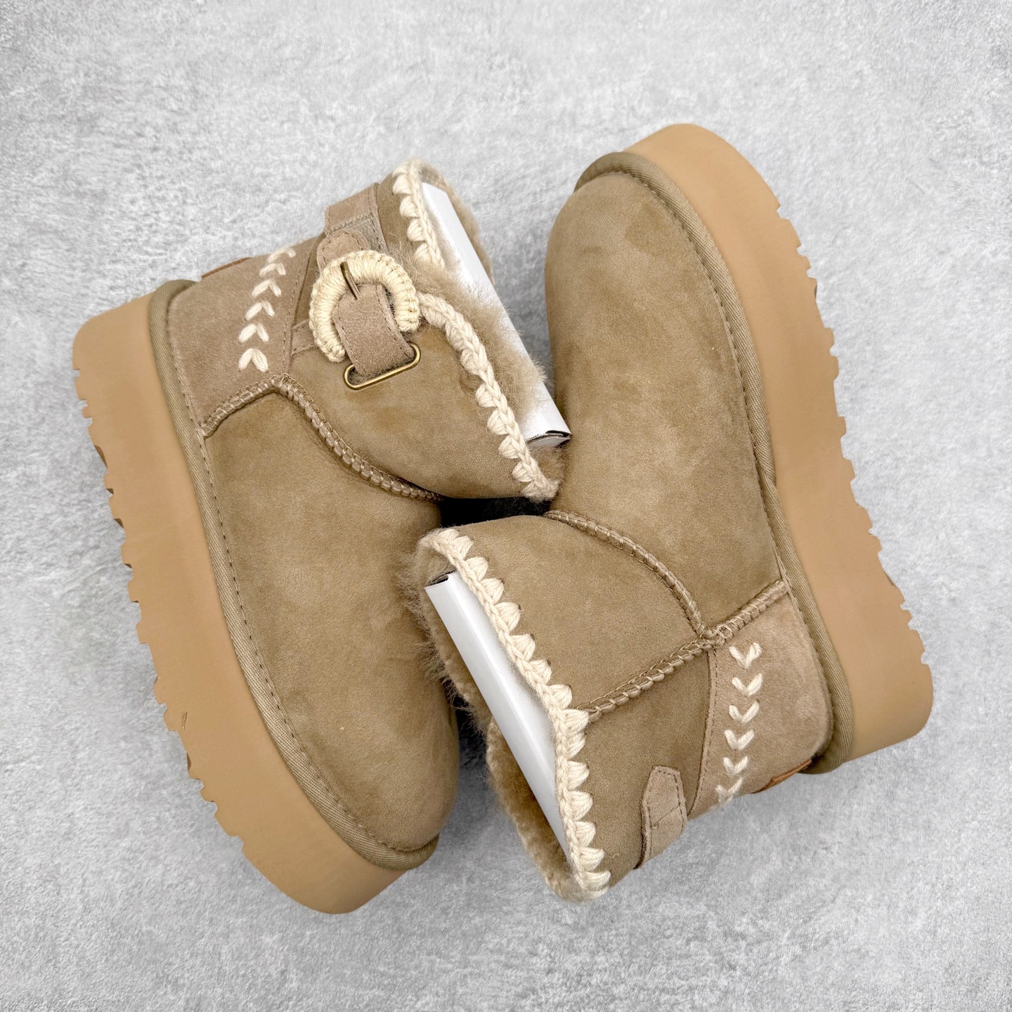 图片[3]-UGG 0817 秋冬羊皮毛一体雪地靴 全鞋采用ZP同厂 隆丰A级澳洲进口羊皮毛一体 品牌代工厂生产线 完全遵循ZP工艺流程 代工厂原厂版师 秉承无原鞋不开发选择 注重每一处细节 市面最正版型 TREADLITE\\\”轻翼\\\”科技外底 轻便/耐用/柔韧/桩型【售后郑重承诺】一个月内若出现重大脱胶/断底等质量问题 直接为您换新！尺码：35 36 37 38 39 40-选品中心