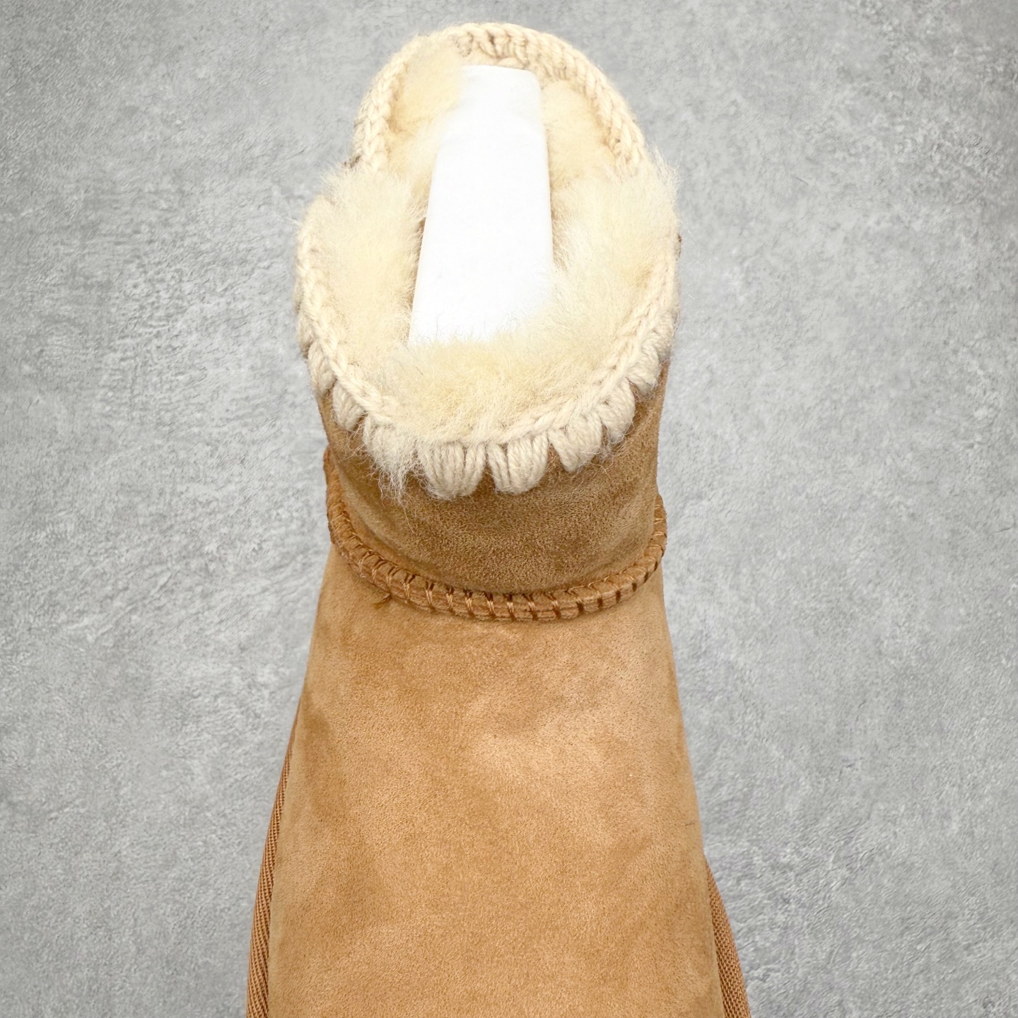 图片[5]-UGG 0817 秋冬羊皮毛一体雪地靴 全鞋采用ZP同厂 隆丰A级澳洲进口羊皮毛一体 品牌代工厂生产线 完全遵循ZP工艺流程 代工厂原厂版师 秉承无原鞋不开发选择 注重每一处细节 市面最正版型 TREADLITE\\\”轻翼\\\”科技外底 轻便/耐用/柔韧/桩型【售后郑重承诺】一个月内若出现重大脱胶/断底等质量问题 直接为您换新！尺码：35 36 37 38 39 40-选品中心