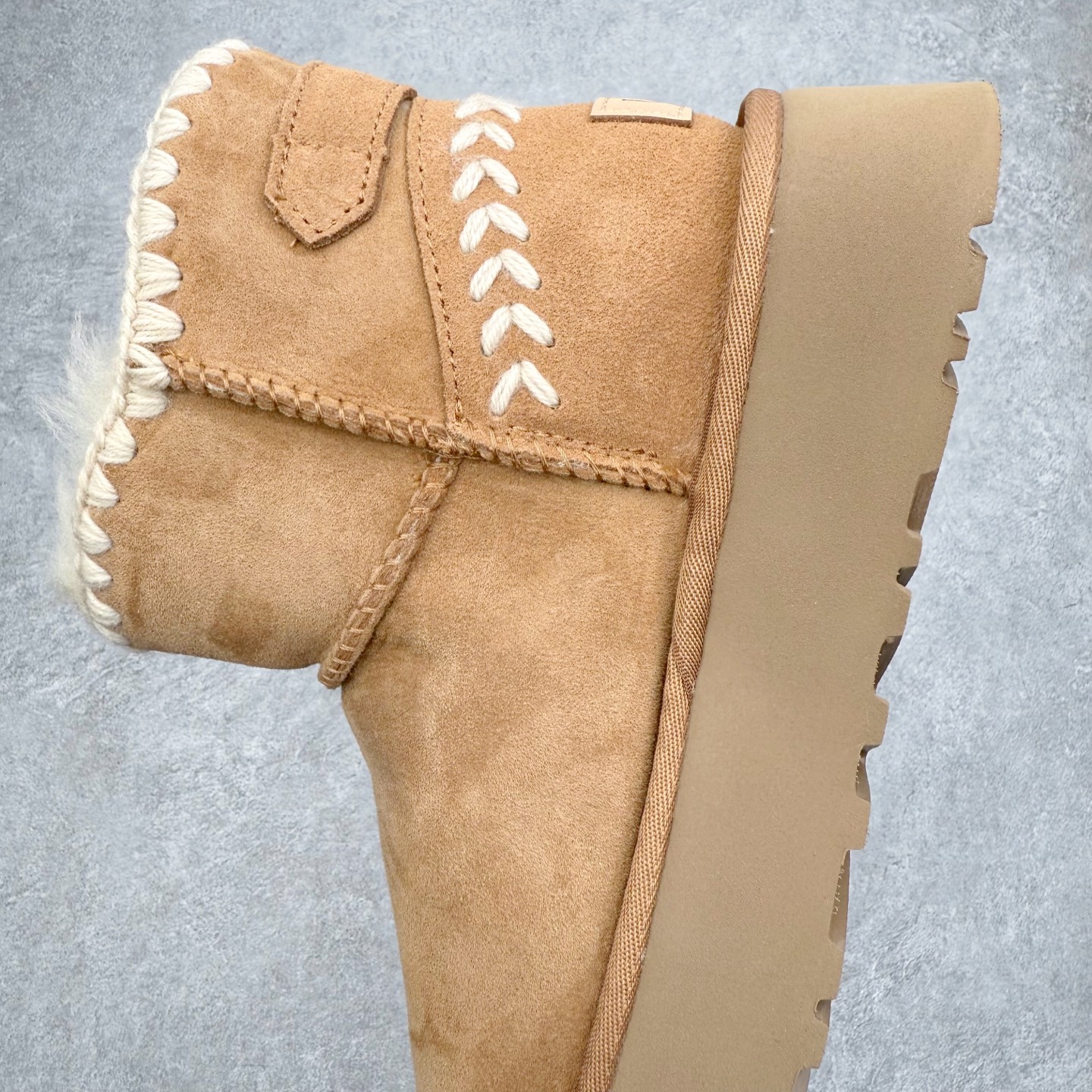 图片[7]-UGG 0817 秋冬羊皮毛一体雪地靴 全鞋采用ZP同厂 隆丰A级澳洲进口羊皮毛一体 品牌代工厂生产线 完全遵循ZP工艺流程 代工厂原厂版师 秉承无原鞋不开发选择 注重每一处细节 市面最正版型 TREADLITE\\\”轻翼\\\”科技外底 轻便/耐用/柔韧/桩型【售后郑重承诺】一个月内若出现重大脱胶/断底等质量问题 直接为您换新！尺码：35 36 37 38 39 40-选品中心