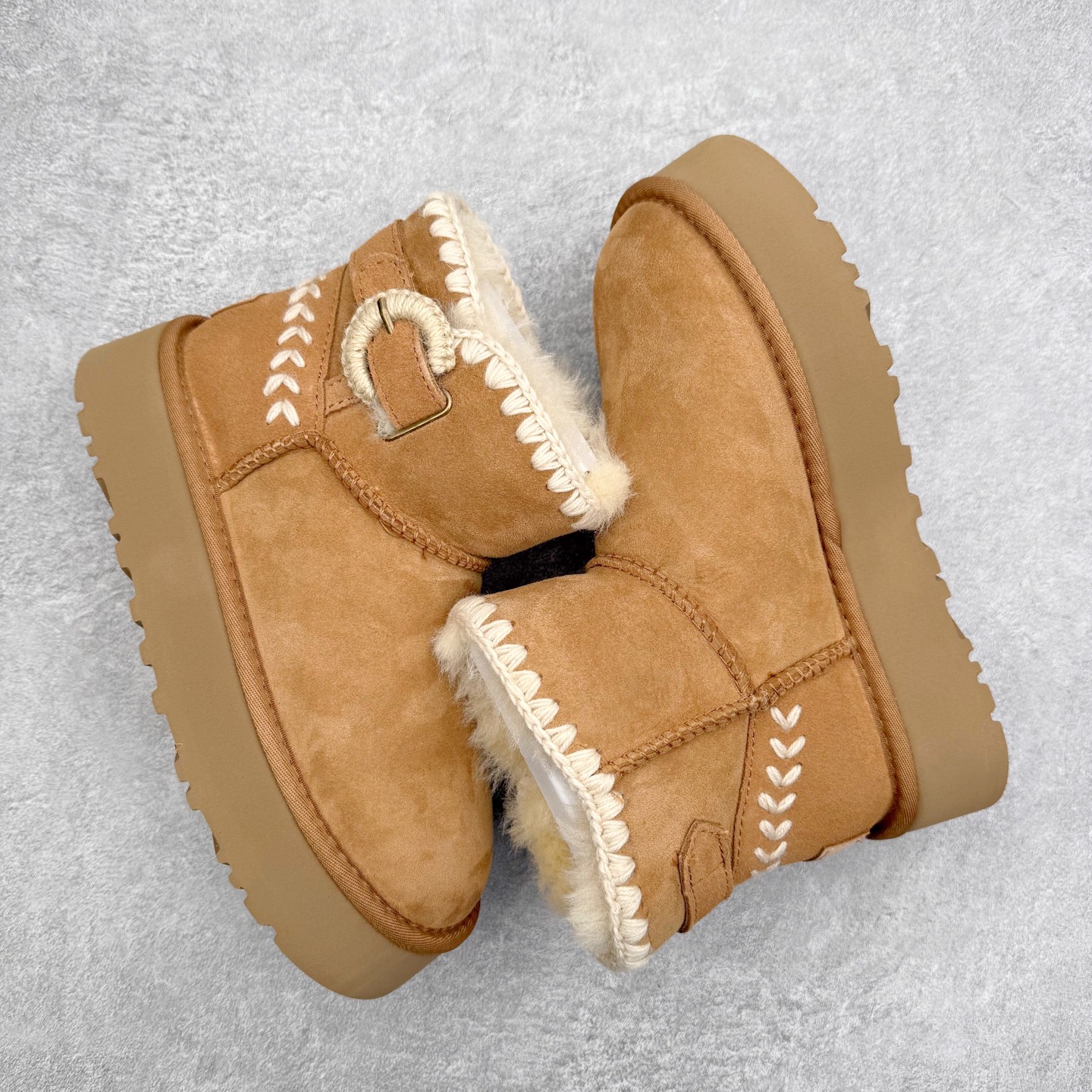 图片[3]-UGG 0817 秋冬羊皮毛一体雪地靴 全鞋采用ZP同厂 隆丰A级澳洲进口羊皮毛一体 品牌代工厂生产线 完全遵循ZP工艺流程 代工厂原厂版师 秉承无原鞋不开发选择 注重每一处细节 市面最正版型 TREADLITE\\\”轻翼\\\”科技外底 轻便/耐用/柔韧/桩型【售后郑重承诺】一个月内若出现重大脱胶/断底等质量问题 直接为您换新！尺码：35 36 37 38 39 40-选品中心