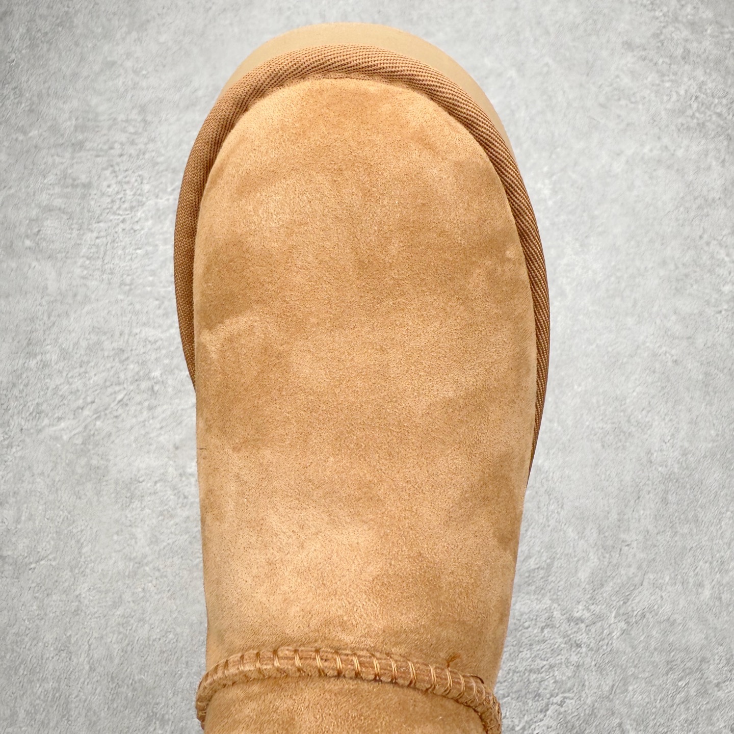 图片[4]-UGG 0817 秋冬羊皮毛一体雪地靴 全鞋采用ZP同厂 隆丰A级澳洲进口羊皮毛一体 品牌代工厂生产线 完全遵循ZP工艺流程 代工厂原厂版师 秉承无原鞋不开发选择 注重每一处细节 市面最正版型 TREADLITE\\\”轻翼\\\”科技外底 轻便/耐用/柔韧/桩型【售后郑重承诺】一个月内若出现重大脱胶/断底等质量问题 直接为您换新！尺码：35 36 37 38 39 40-选品中心