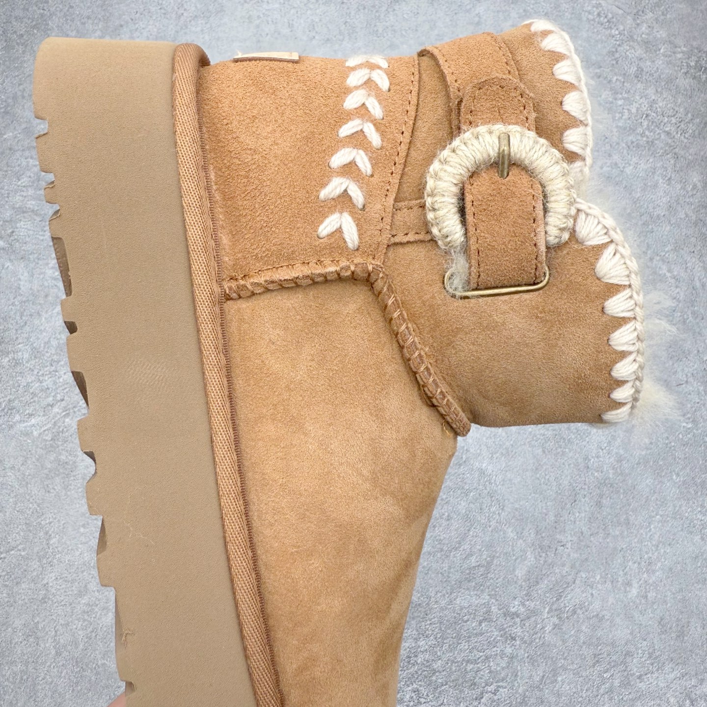 图片[6]-UGG 0817 秋冬羊皮毛一体雪地靴 全鞋采用ZP同厂 隆丰A级澳洲进口羊皮毛一体 品牌代工厂生产线 完全遵循ZP工艺流程 代工厂原厂版师 秉承无原鞋不开发选择 注重每一处细节 市面最正版型 TREADLITE\\\”轻翼\\\”科技外底 轻便/耐用/柔韧/桩型【售后郑重承诺】一个月内若出现重大脱胶/断底等质量问题 直接为您换新！尺码：35 36 37 38 39 40-选品中心