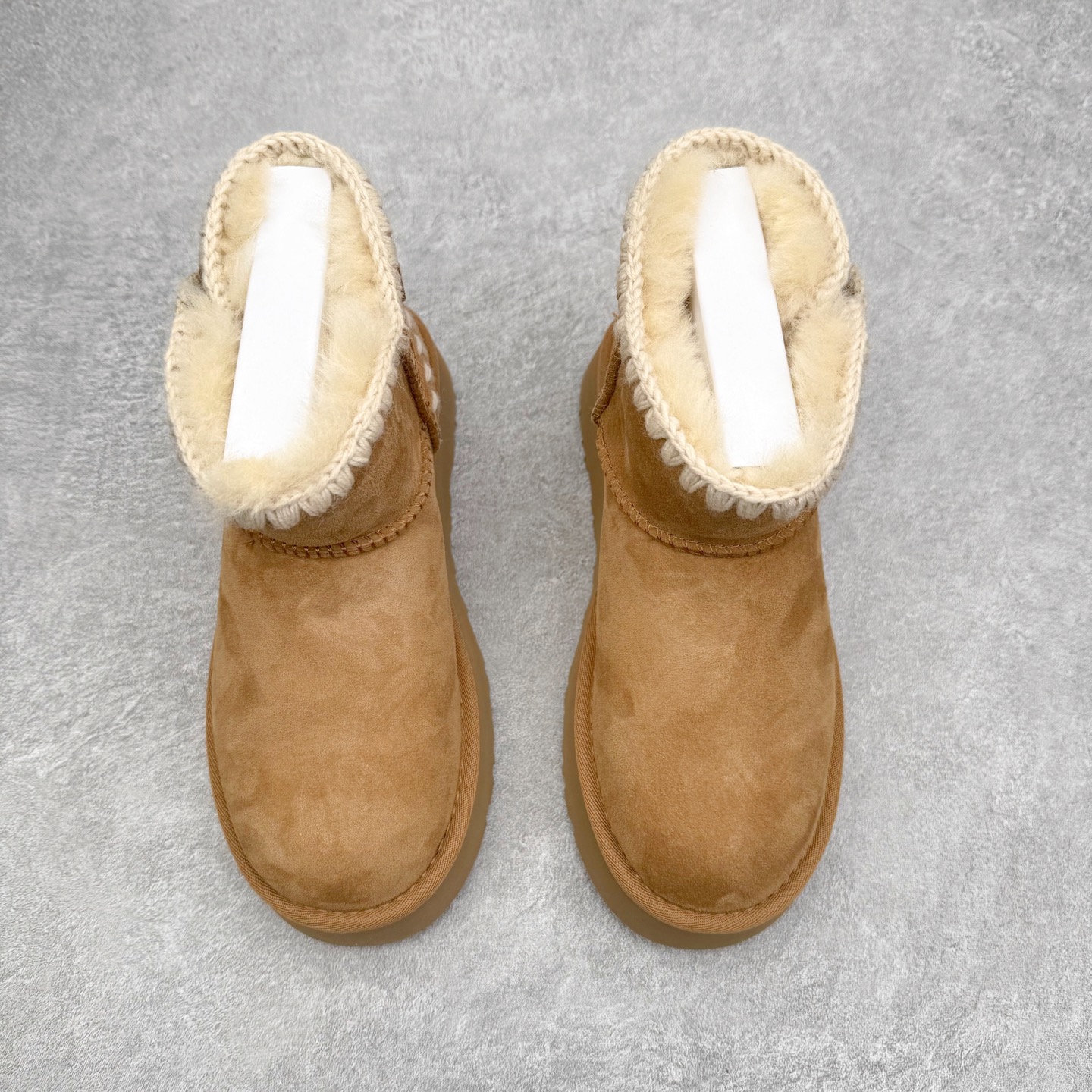 图片[2]-UGG 0817 秋冬羊皮毛一体雪地靴 全鞋采用ZP同厂 隆丰A级澳洲进口羊皮毛一体 品牌代工厂生产线 完全遵循ZP工艺流程 代工厂原厂版师 秉承无原鞋不开发选择 注重每一处细节 市面最正版型 TREADLITE\\\”轻翼\\\”科技外底 轻便/耐用/柔韧/桩型【售后郑重承诺】一个月内若出现重大脱胶/断底等质量问题 直接为您换新！尺码：35 36 37 38 39 40-选品中心