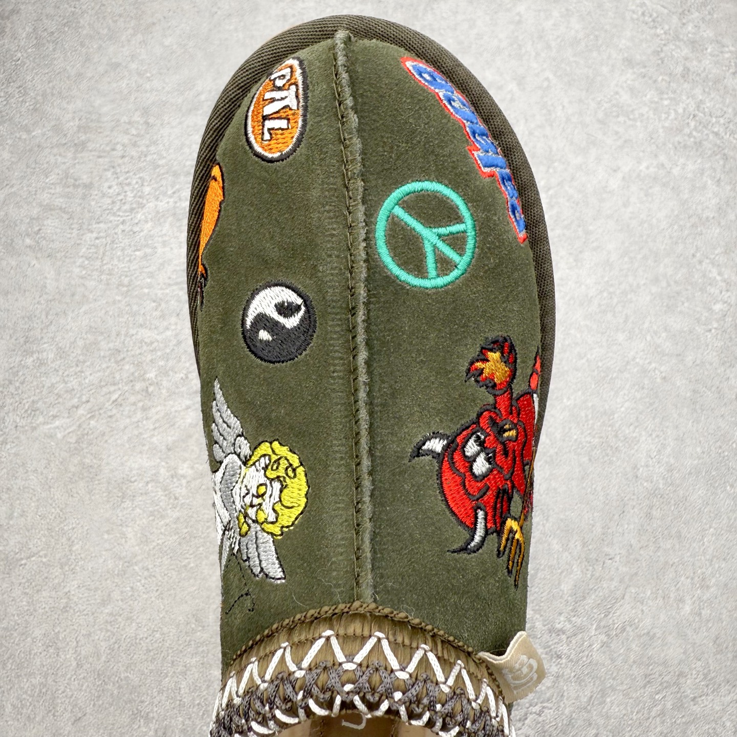 图片[4]-UGG 7290 秋冬羊皮毛一体雪地靴 全鞋采用ZP同厂 隆丰A级澳洲进口羊皮毛一体 品牌代工厂生产线 完全遵循ZP工艺流程 代工厂原厂版师 秉承无原鞋不开发选择 注重每一处细节 市面最正版型 TREADLITE\\\”轻翼\\\”科技外底 轻便/耐用/柔韧/桩型【售后郑重承诺】一个月内若出现重大脱胶/断底等质量问题 直接为您换新！尺码：35 36 37 38 39 40 41 42 43 44 45-选品中心