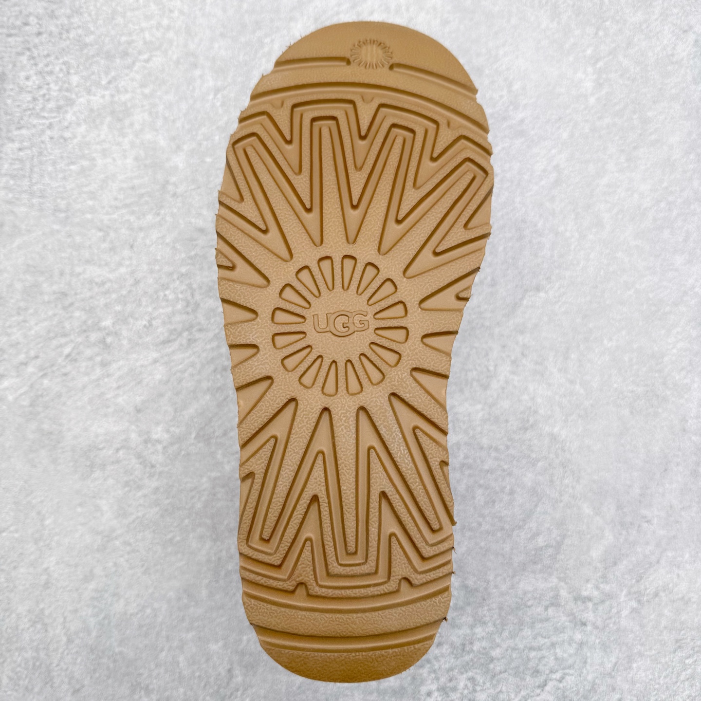 图片[9]-UGG 7290 秋冬羊皮毛一体雪地靴 全鞋采用ZP同厂 隆丰A级澳洲进口羊皮毛一体 品牌代工厂生产线 完全遵循ZP工艺流程 代工厂原厂版师 秉承无原鞋不开发选择 注重每一处细节 市面最正版型 TREADLITE\\\”轻翼\\\”科技外底 轻便/耐用/柔韧/桩型【售后郑重承诺】一个月内若出现重大脱胶/断底等质量问题 直接为您换新！尺码：35 36 37 38 39 40 41 42 43 44 45-选品中心