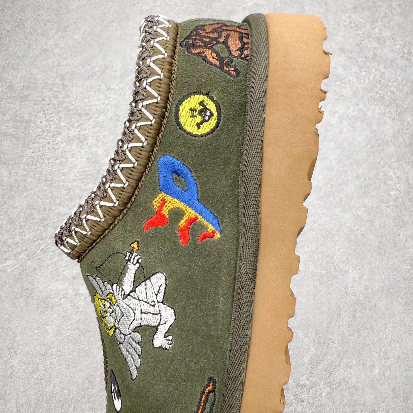 图片[7]-UGG 7290 秋冬羊皮毛一体雪地靴 全鞋采用ZP同厂 隆丰A级澳洲进口羊皮毛一体 品牌代工厂生产线 完全遵循ZP工艺流程 代工厂原厂版师 秉承无原鞋不开发选择 注重每一处细节 市面最正版型 TREADLITE\\\”轻翼\\\”科技外底 轻便/耐用/柔韧/桩型【售后郑重承诺】一个月内若出现重大脱胶/断底等质量问题 直接为您换新！尺码：35 36 37 38 39 40 41 42 43 44 45-选品中心