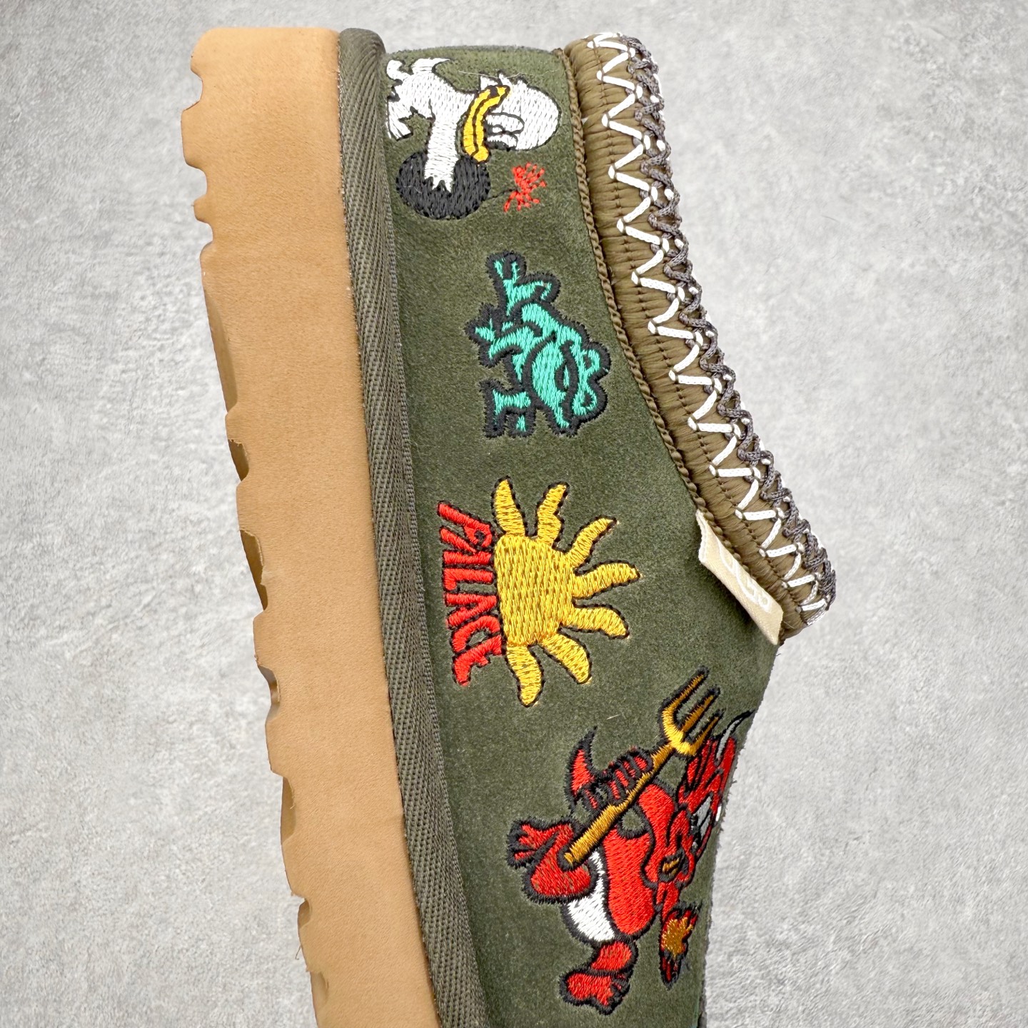 图片[6]-UGG 7290 秋冬羊皮毛一体雪地靴 全鞋采用ZP同厂 隆丰A级澳洲进口羊皮毛一体 品牌代工厂生产线 完全遵循ZP工艺流程 代工厂原厂版师 秉承无原鞋不开发选择 注重每一处细节 市面最正版型 TREADLITE\\\”轻翼\\\”科技外底 轻便/耐用/柔韧/桩型【售后郑重承诺】一个月内若出现重大脱胶/断底等质量问题 直接为您换新！尺码：35 36 37 38 39 40 41 42 43 44 45-选品中心