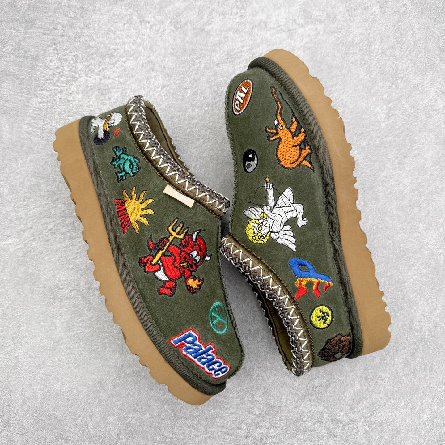 图片[3]-UGG 7290 秋冬羊皮毛一体雪地靴 全鞋采用ZP同厂 隆丰A级澳洲进口羊皮毛一体 品牌代工厂生产线 完全遵循ZP工艺流程 代工厂原厂版师 秉承无原鞋不开发选择 注重每一处细节 市面最正版型 TREADLITE\\\”轻翼\\\”科技外底 轻便/耐用/柔韧/桩型【售后郑重承诺】一个月内若出现重大脱胶/断底等质量问题 直接为您换新！尺码：35 36 37 38 39 40 41 42 43 44 45-选品中心