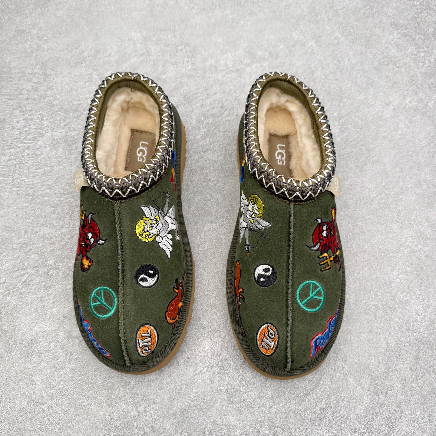 图片[2]-UGG 7290 秋冬羊皮毛一体雪地靴 全鞋采用ZP同厂 隆丰A级澳洲进口羊皮毛一体 品牌代工厂生产线 完全遵循ZP工艺流程 代工厂原厂版师 秉承无原鞋不开发选择 注重每一处细节 市面最正版型 TREADLITE\\\”轻翼\\\”科技外底 轻便/耐用/柔韧/桩型【售后郑重承诺】一个月内若出现重大脱胶/断底等质量问题 直接为您换新！尺码：35 36 37 38 39 40 41 42 43 44 45-选品中心