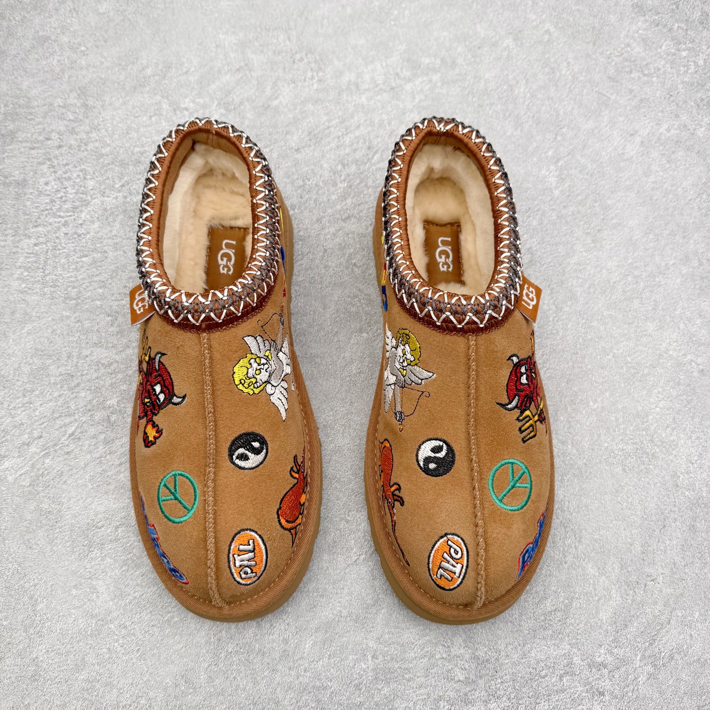 图片[2]-UGG 7290 秋冬羊皮毛一体雪地靴 全鞋采用ZP同厂 隆丰A级澳洲进口羊皮毛一体 品牌代工厂生产线 完全遵循ZP工艺流程 代工厂原厂版师 秉承无原鞋不开发选择 注重每一处细节 市面最正版型 TREADLITE\\\”轻翼\\\”科技外底 轻便/耐用/柔韧/桩型【售后郑重承诺】一个月内若出现重大脱胶/断底等质量问题 直接为您换新！尺码：35 36 37 38 39 40 41 42 43 44 45-选品中心