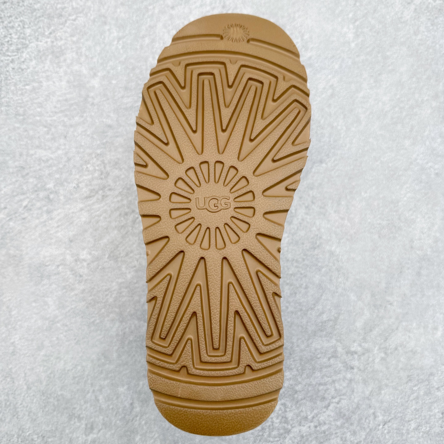 图片[9]-UGG 7290 秋冬羊皮毛一体雪地靴 全鞋采用ZP同厂 隆丰A级澳洲进口羊皮毛一体 品牌代工厂生产线 完全遵循ZP工艺流程 代工厂原厂版师 秉承无原鞋不开发选择 注重每一处细节 市面最正版型 TREADLITE\\\”轻翼\\\”科技外底 轻便/耐用/柔韧/桩型【售后郑重承诺】一个月内若出现重大脱胶/断底等质量问题 直接为您换新！尺码：35 36 37 38 39 40 41 42 43 44 45-选品中心