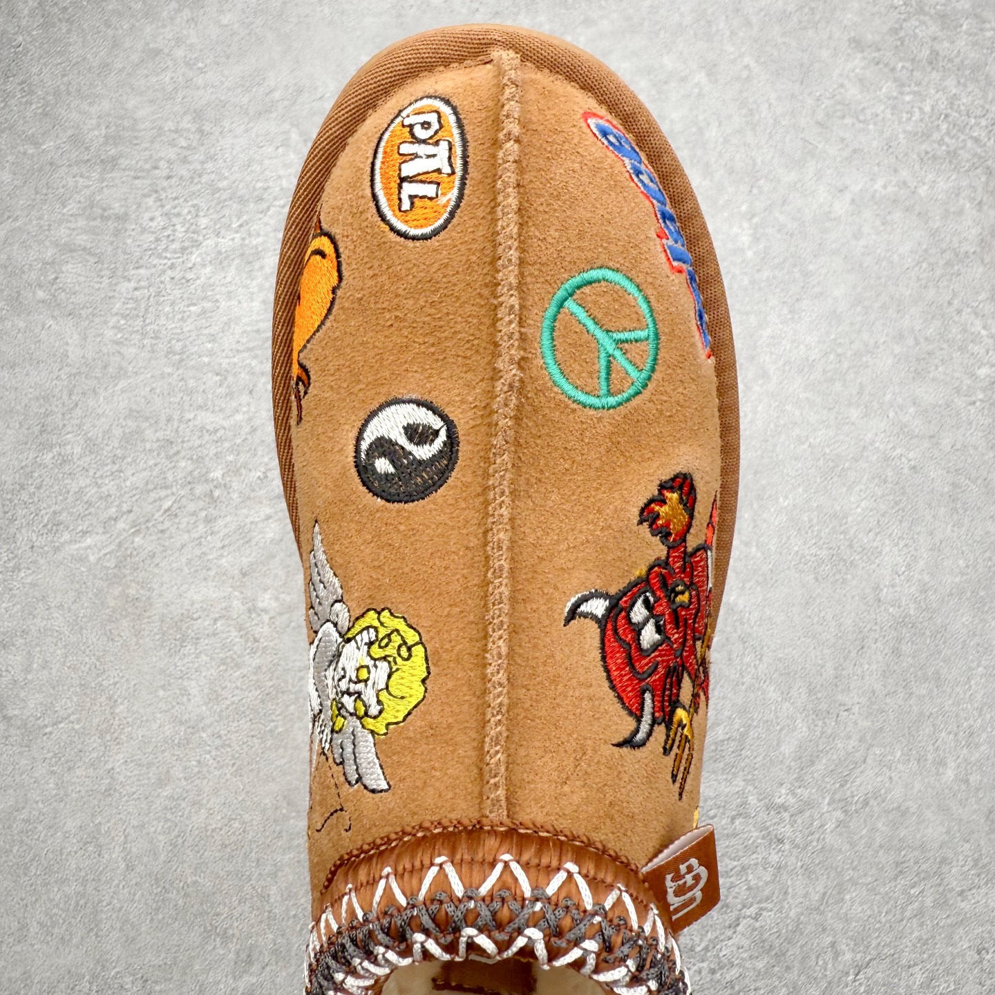 图片[4]-UGG 7290 秋冬羊皮毛一体雪地靴 全鞋采用ZP同厂 隆丰A级澳洲进口羊皮毛一体 品牌代工厂生产线 完全遵循ZP工艺流程 代工厂原厂版师 秉承无原鞋不开发选择 注重每一处细节 市面最正版型 TREADLITE\\\”轻翼\\\”科技外底 轻便/耐用/柔韧/桩型【售后郑重承诺】一个月内若出现重大脱胶/断底等质量问题 直接为您换新！尺码：35 36 37 38 39 40 41 42 43 44 45-选品中心