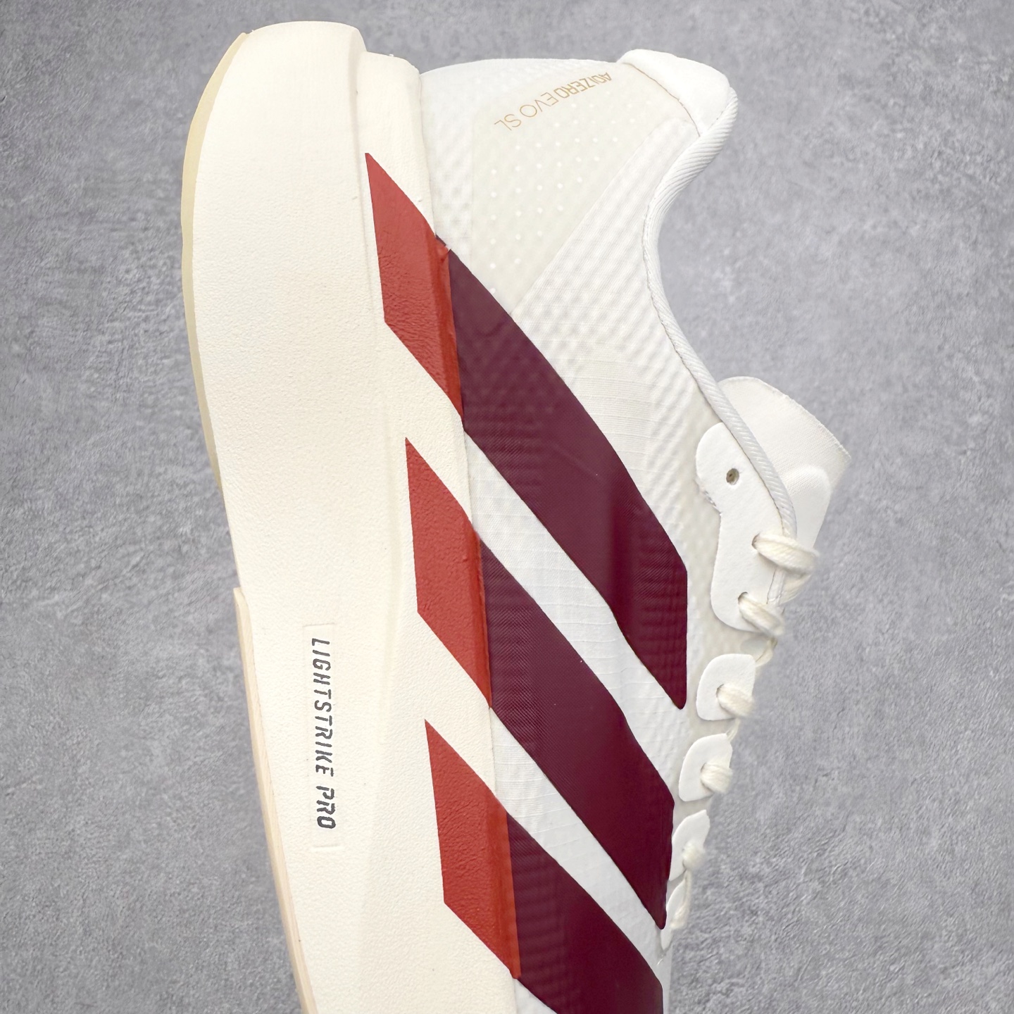 图片[6]-AD Adizero Adios SL 马拉松竞速专业跑鞋 CELERMESH针织网面非常轻薄 纤维间的缝隙很大 可以保证跑步时的透气、排汗效果 鞋舌直接与两侧的内衬和鞋底连接在一起 在跑步过程中不会被鞋舌的左右移动所困扰 在标准鞋带孔的基础上再拓宽一组鞋带孔 适合不同脚型的需求 突破性 EnergyRods 技术，有助于跑者实现更好的成绩 中底独特的LIGHTSTRIKE PRO泡棉材质 微弹感觉在跑步过程中给予了良好的支撑体验 对于顶级精英和高水平进阶跑者来说 ADIOS PRO是一双值得信赖的竞速比赛用鞋 尺码：36 36.5 37.5 38 38.5 39 40 40.5 41 42 42.5 43 44 44.5 45-选品中心