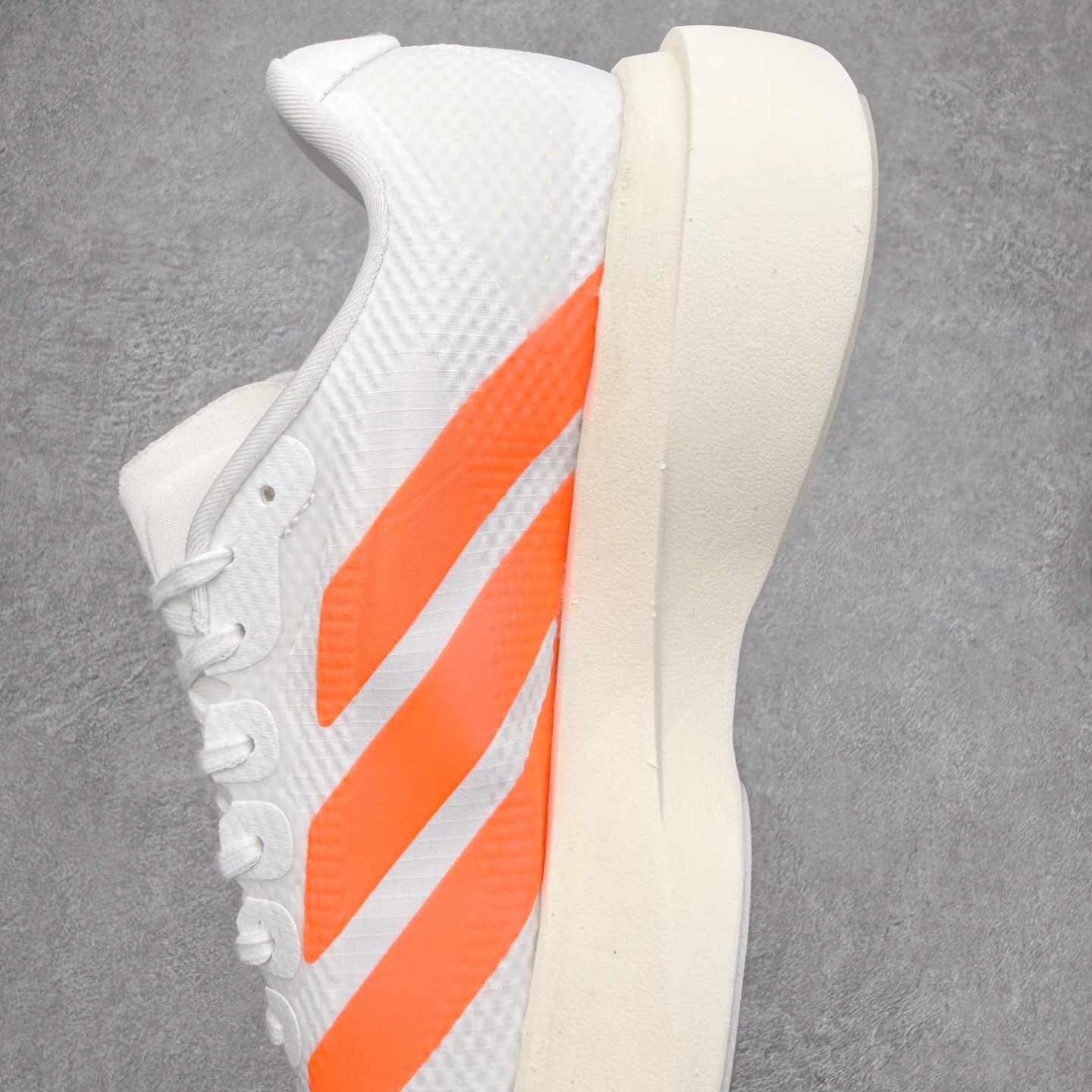 图片[7]-AD Adizero Adios SL 马拉松竞速专业跑鞋 CELERMESH针织网面非常轻薄 纤维间的缝隙很大 可以保证跑步时的透气、排汗效果 鞋舌直接与两侧的内衬和鞋底连接在一起 在跑步过程中不会被鞋舌的左右移动所困扰 在标准鞋带孔的基础上再拓宽一组鞋带孔 适合不同脚型的需求 突破性 EnergyRods 技术，有助于跑者实现更好的成绩 中底独特的LIGHTSTRIKE PRO泡棉材质 微弹感觉在跑步过程中给予了良好的支撑体验 对于顶级精英和高水平进阶跑者来说 ADIOS PRO是一双值得信赖的竞速比赛用鞋 尺码：36 36.5 37.5 38 38.5 39 40 40.5 41 42 42.5 43 44 44.5 45-选品中心