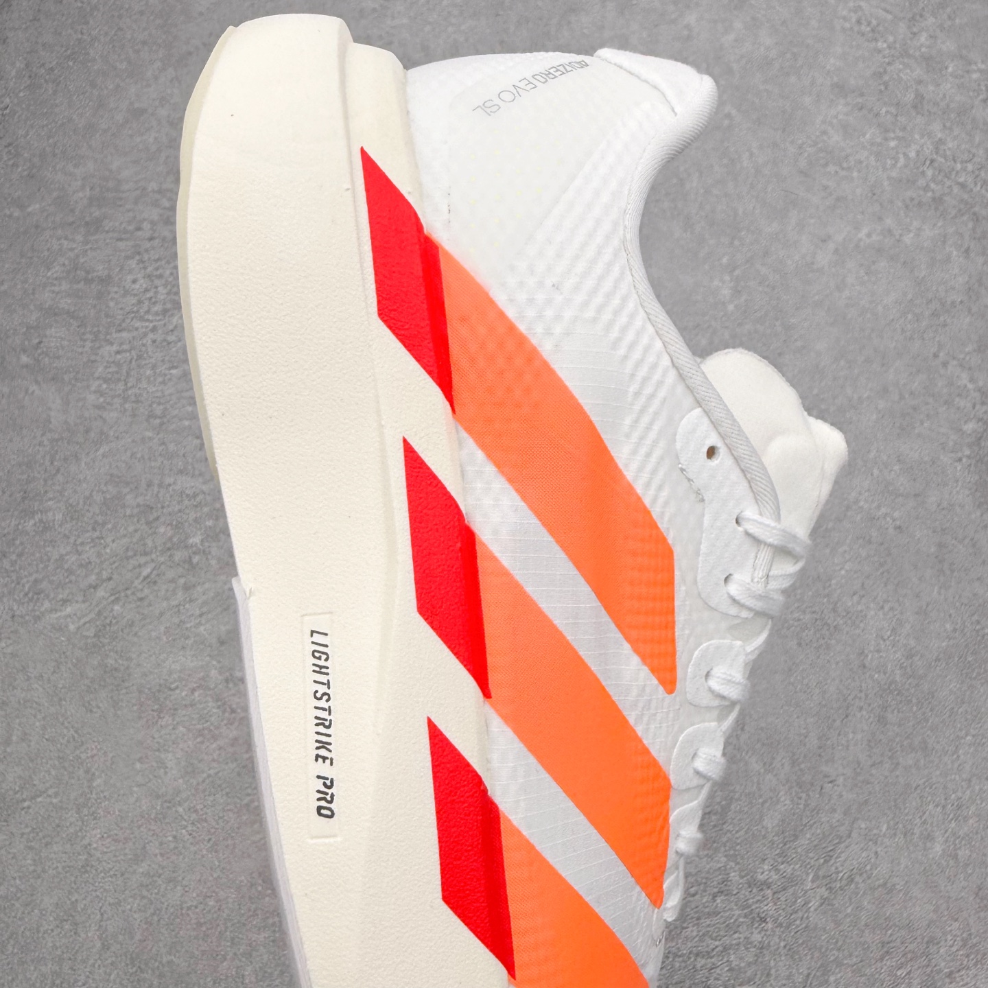 图片[6]-AD Adizero Adios SL 马拉松竞速专业跑鞋 CELERMESH针织网面非常轻薄 纤维间的缝隙很大 可以保证跑步时的透气、排汗效果 鞋舌直接与两侧的内衬和鞋底连接在一起 在跑步过程中不会被鞋舌的左右移动所困扰 在标准鞋带孔的基础上再拓宽一组鞋带孔 适合不同脚型的需求 突破性 EnergyRods 技术，有助于跑者实现更好的成绩 中底独特的LIGHTSTRIKE PRO泡棉材质 微弹感觉在跑步过程中给予了良好的支撑体验 对于顶级精英和高水平进阶跑者来说 ADIOS PRO是一双值得信赖的竞速比赛用鞋 尺码：36 36.5 37.5 38 38.5 39 40 40.5 41 42 42.5 43 44 44.5 45-选品中心