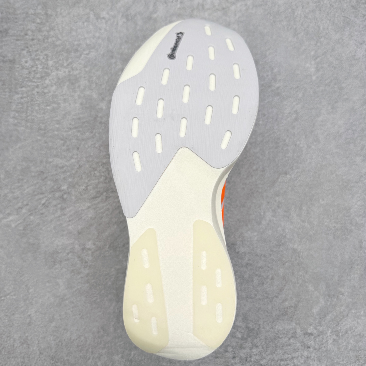 图片[9]-AD Adizero Adios SL 马拉松竞速专业跑鞋 CELERMESH针织网面非常轻薄 纤维间的缝隙很大 可以保证跑步时的透气、排汗效果 鞋舌直接与两侧的内衬和鞋底连接在一起 在跑步过程中不会被鞋舌的左右移动所困扰 在标准鞋带孔的基础上再拓宽一组鞋带孔 适合不同脚型的需求 突破性 EnergyRods 技术，有助于跑者实现更好的成绩 中底独特的LIGHTSTRIKE PRO泡棉材质 微弹感觉在跑步过程中给予了良好的支撑体验 对于顶级精英和高水平进阶跑者来说 ADIOS PRO是一双值得信赖的竞速比赛用鞋 尺码：36 36.5 37.5 38 38.5 39 40 40.5 41 42 42.5 43 44 44.5 45-选品中心