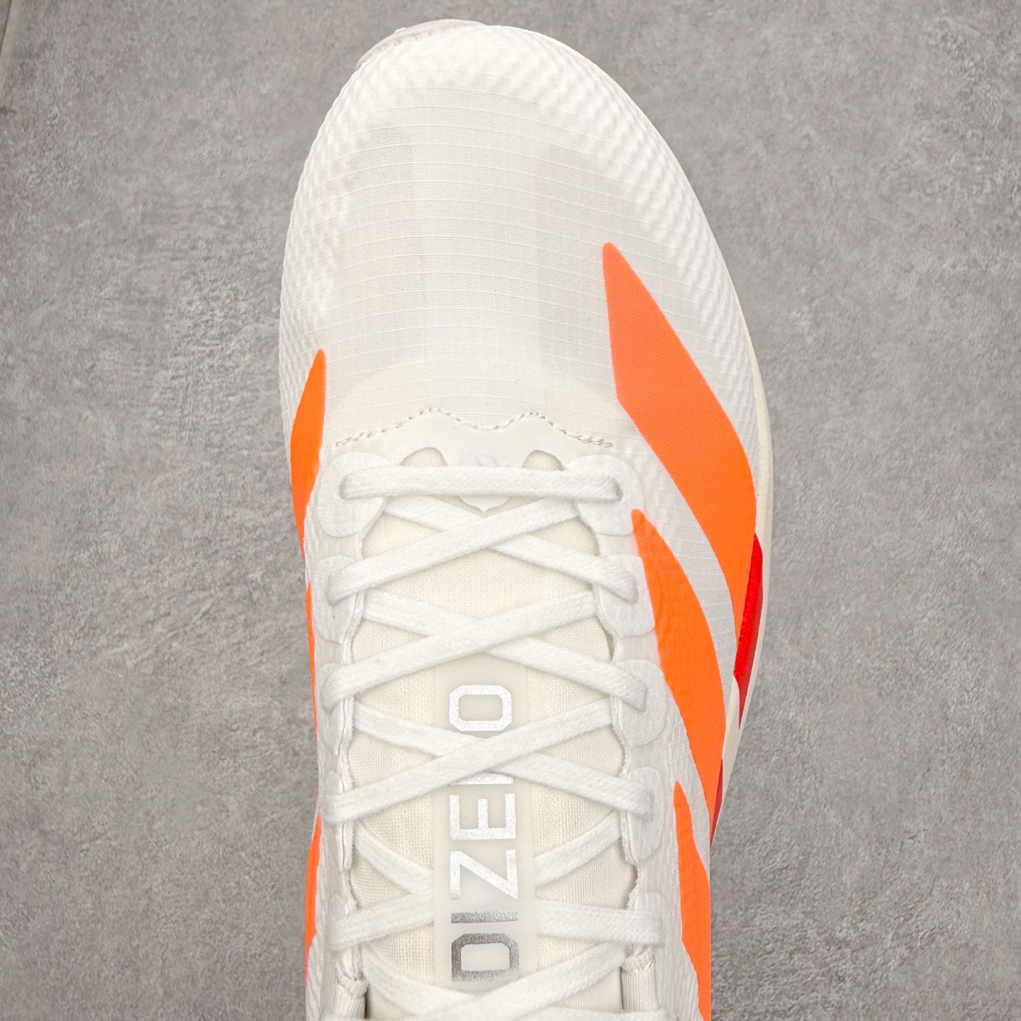 图片[4]-AD Adizero Adios SL 马拉松竞速专业跑鞋 CELERMESH针织网面非常轻薄 纤维间的缝隙很大 可以保证跑步时的透气、排汗效果 鞋舌直接与两侧的内衬和鞋底连接在一起 在跑步过程中不会被鞋舌的左右移动所困扰 在标准鞋带孔的基础上再拓宽一组鞋带孔 适合不同脚型的需求 突破性 EnergyRods 技术，有助于跑者实现更好的成绩 中底独特的LIGHTSTRIKE PRO泡棉材质 微弹感觉在跑步过程中给予了良好的支撑体验 对于顶级精英和高水平进阶跑者来说 ADIOS PRO是一双值得信赖的竞速比赛用鞋 尺码：36 36.5 37.5 38 38.5 39 40 40.5 41 42 42.5 43 44 44.5 45-选品中心