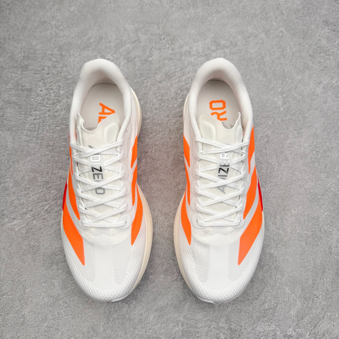 图片[2]-AD Adizero Adios SL 马拉松竞速专业跑鞋 CELERMESH针织网面非常轻薄 纤维间的缝隙很大 可以保证跑步时的透气、排汗效果 鞋舌直接与两侧的内衬和鞋底连接在一起 在跑步过程中不会被鞋舌的左右移动所困扰 在标准鞋带孔的基础上再拓宽一组鞋带孔 适合不同脚型的需求 突破性 EnergyRods 技术，有助于跑者实现更好的成绩 中底独特的LIGHTSTRIKE PRO泡棉材质 微弹感觉在跑步过程中给予了良好的支撑体验 对于顶级精英和高水平进阶跑者来说 ADIOS PRO是一双值得信赖的竞速比赛用鞋 尺码：36 36.5 37.5 38 38.5 39 40 40.5 41 42 42.5 43 44 44.5 45-选品中心