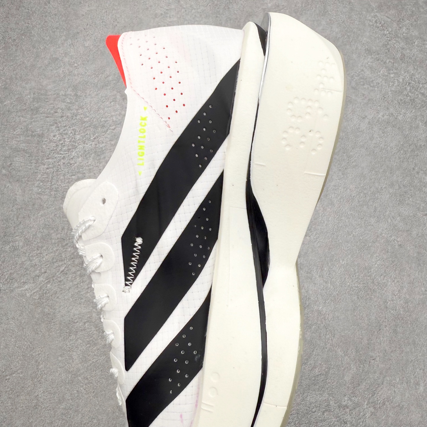 图片[7]-AD Adizero Adios Pro 4 马拉松竞速专业跑鞋 CELERMESH针织网面非常轻薄 纤维间的缝隙很大 可以保证跑步时的透气、排汗效果 鞋舌直接与两侧的内衬和鞋底连接在一起 在跑步过程中不会被鞋舌的左右移动所困扰 在标准鞋带孔的基础上再拓宽一组鞋带孔 适合不同脚型的需求 突破性 EnergyRods 技术，有助于跑者实现更好的成绩 中底独特的LIGHTSTRIKE PRO泡棉材质 微弹感觉在跑步过程中给予了良好的支撑体验 对于顶级精英和高水平进阶跑者来说 ADIOS PRO是一双值得信赖的竞速比赛用鞋 尺码：36 36.5 37.5 38 38.5 39 40 40.5 41 42 42.5 43 44 44.5 45-选品中心