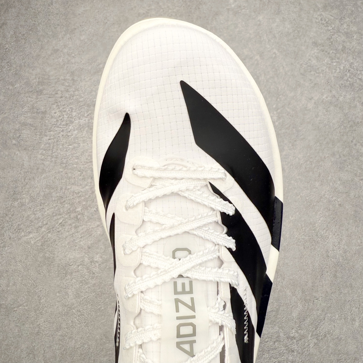 图片[4]-AD Adizero Adios Pro 4 马拉松竞速专业跑鞋 CELERMESH针织网面非常轻薄 纤维间的缝隙很大 可以保证跑步时的透气、排汗效果 鞋舌直接与两侧的内衬和鞋底连接在一起 在跑步过程中不会被鞋舌的左右移动所困扰 在标准鞋带孔的基础上再拓宽一组鞋带孔 适合不同脚型的需求 突破性 EnergyRods 技术，有助于跑者实现更好的成绩 中底独特的LIGHTSTRIKE PRO泡棉材质 微弹感觉在跑步过程中给予了良好的支撑体验 对于顶级精英和高水平进阶跑者来说 ADIOS PRO是一双值得信赖的竞速比赛用鞋 尺码：36 36.5 37.5 38 38.5 39 40 40.5 41 42 42.5 43 44 44.5 45-选品中心