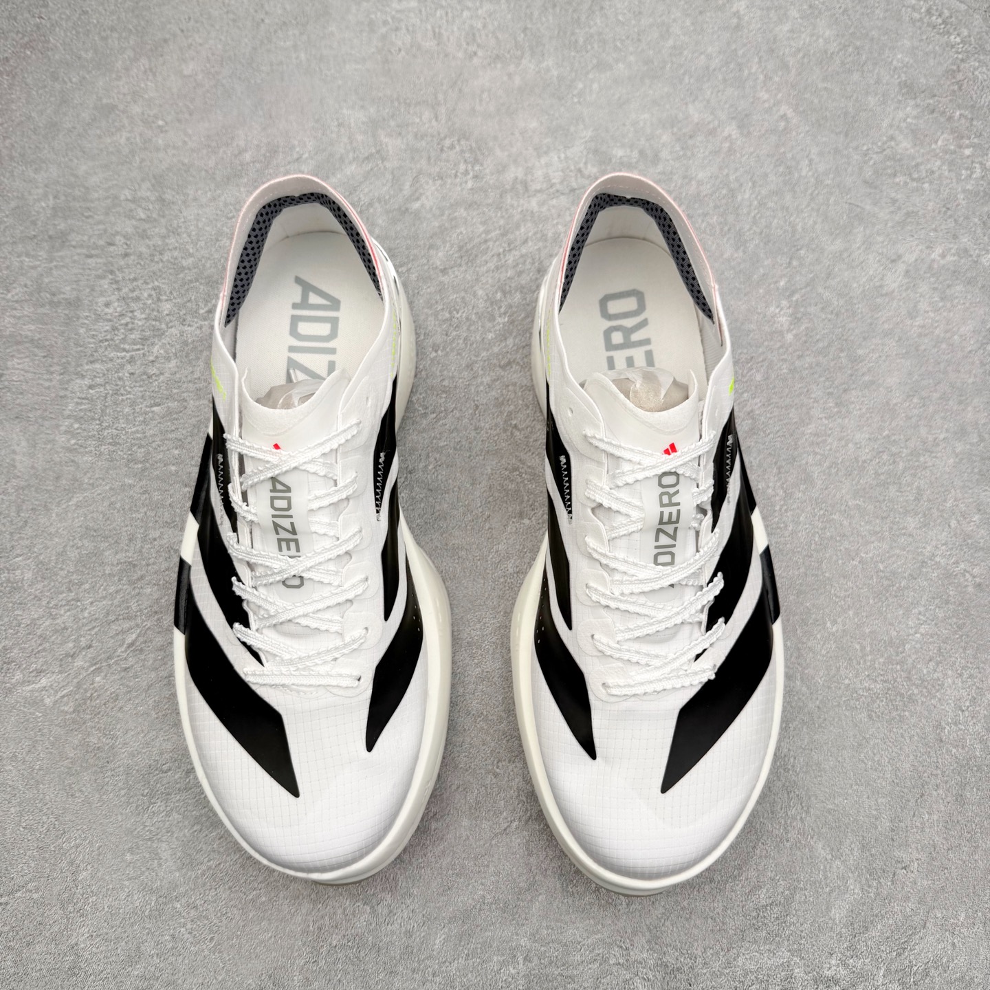 图片[2]-AD Adizero Adios Pro 4 马拉松竞速专业跑鞋 CELERMESH针织网面非常轻薄 纤维间的缝隙很大 可以保证跑步时的透气、排汗效果 鞋舌直接与两侧的内衬和鞋底连接在一起 在跑步过程中不会被鞋舌的左右移动所困扰 在标准鞋带孔的基础上再拓宽一组鞋带孔 适合不同脚型的需求 突破性 EnergyRods 技术，有助于跑者实现更好的成绩 中底独特的LIGHTSTRIKE PRO泡棉材质 微弹感觉在跑步过程中给予了良好的支撑体验 对于顶级精英和高水平进阶跑者来说 ADIOS PRO是一双值得信赖的竞速比赛用鞋 尺码：36 36.5 37.5 38 38.5 39 40 40.5 41 42 42.5 43 44 44.5 45-选品中心