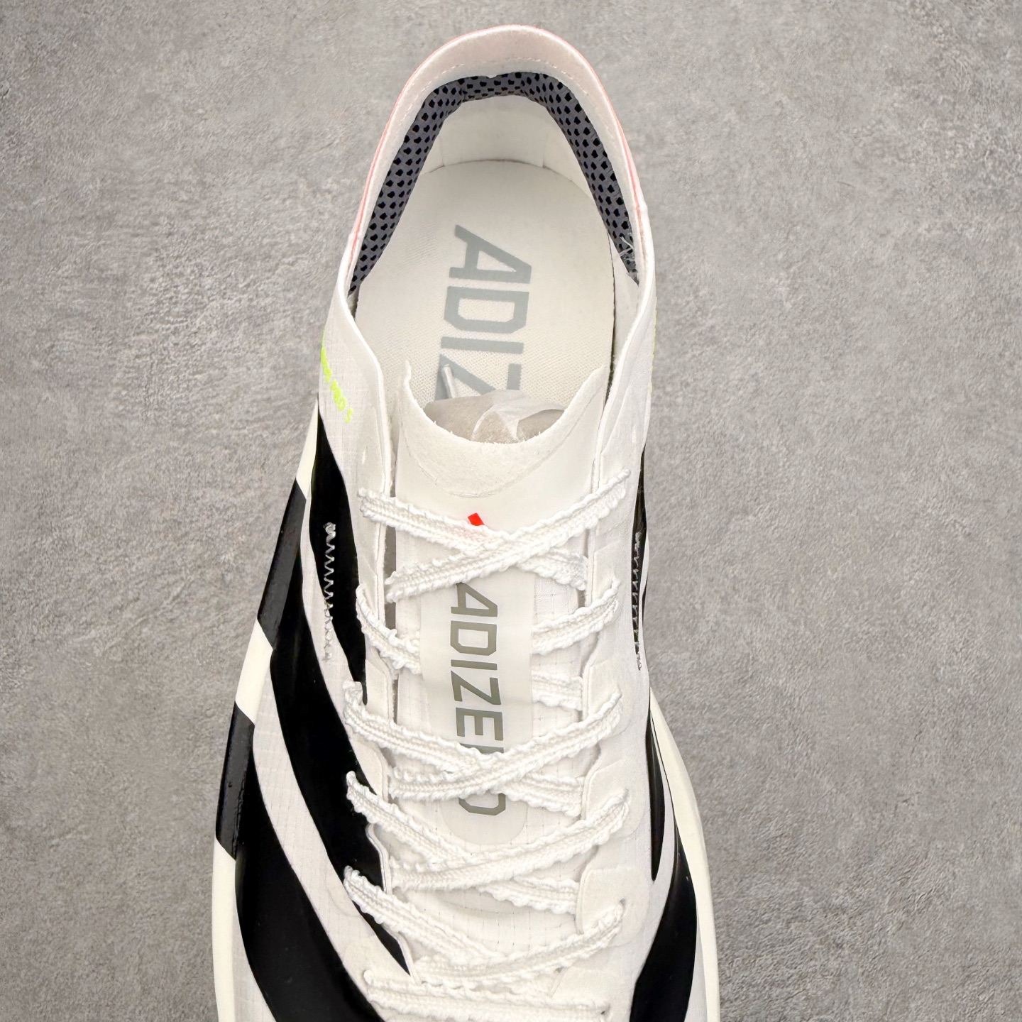 图片[5]-AD Adizero Adios Pro 4 马拉松竞速专业跑鞋 CELERMESH针织网面非常轻薄 纤维间的缝隙很大 可以保证跑步时的透气、排汗效果 鞋舌直接与两侧的内衬和鞋底连接在一起 在跑步过程中不会被鞋舌的左右移动所困扰 在标准鞋带孔的基础上再拓宽一组鞋带孔 适合不同脚型的需求 突破性 EnergyRods 技术，有助于跑者实现更好的成绩 中底独特的LIGHTSTRIKE PRO泡棉材质 微弹感觉在跑步过程中给予了良好的支撑体验 对于顶级精英和高水平进阶跑者来说 ADIOS PRO是一双值得信赖的竞速比赛用鞋 尺码：36 36.5 37.5 38 38.5 39 40 40.5 41 42 42.5 43 44 44.5 45-选品中心