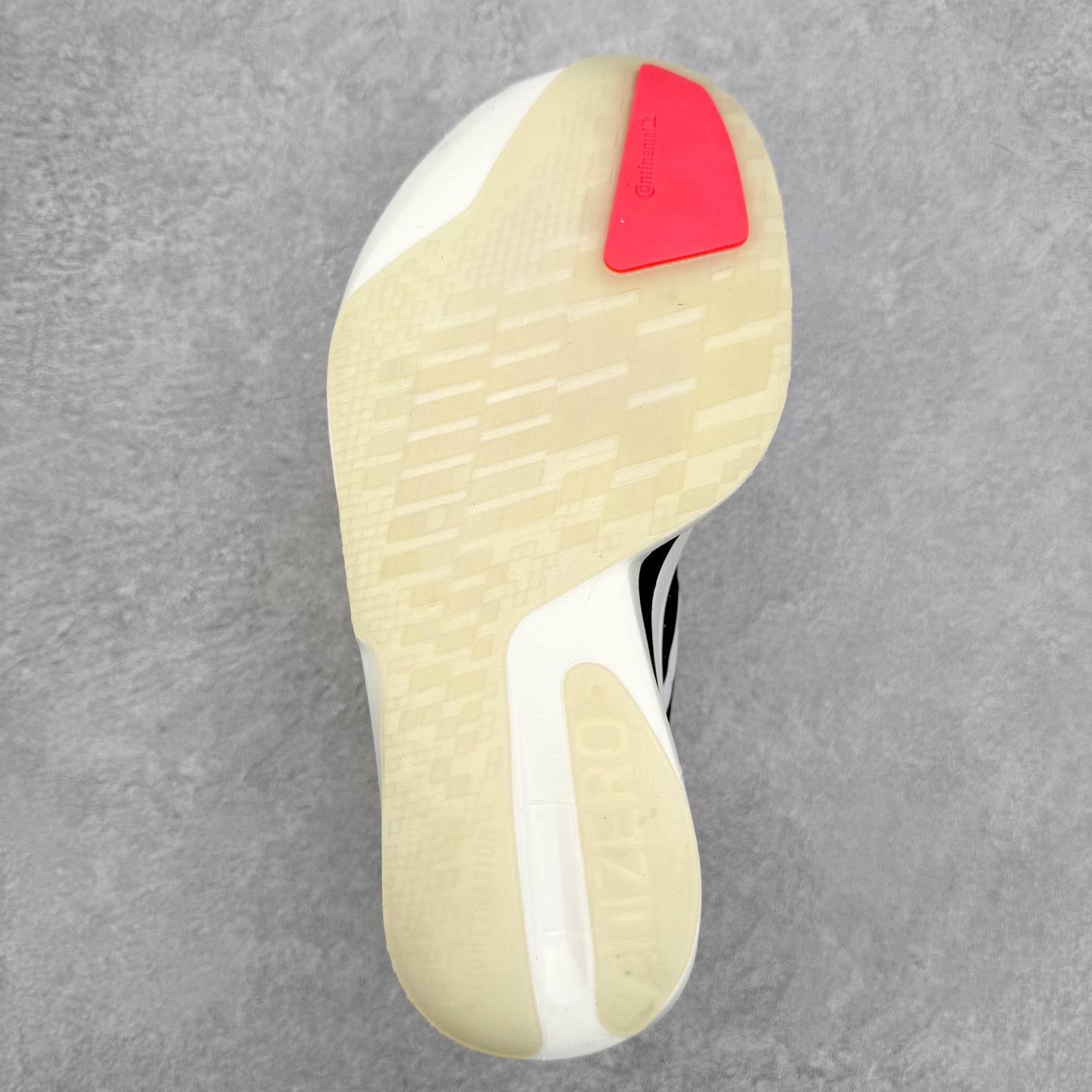 图片[9]-AD Adizero Adios Pro 4 马拉松竞速专业跑鞋 CELERMESH针织网面非常轻薄 纤维间的缝隙很大 可以保证跑步时的透气、排汗效果 鞋舌直接与两侧的内衬和鞋底连接在一起 在跑步过程中不会被鞋舌的左右移动所困扰 在标准鞋带孔的基础上再拓宽一组鞋带孔 适合不同脚型的需求 突破性 EnergyRods 技术，有助于跑者实现更好的成绩 中底独特的LIGHTSTRIKE PRO泡棉材质 微弹感觉在跑步过程中给予了良好的支撑体验 对于顶级精英和高水平进阶跑者来说 ADIOS PRO是一双值得信赖的竞速比赛用鞋 尺码：36 36.5 37.5 38 38.5 39 40 40.5 41 42 42.5 43 44 44.5 45-选品中心