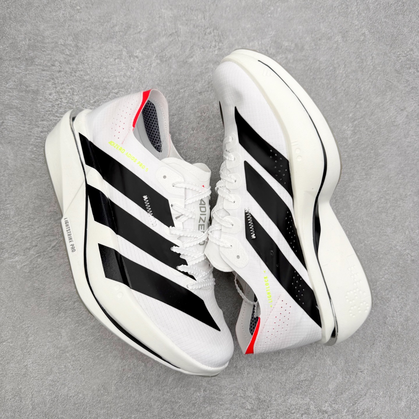 图片[3]-AD Adizero Adios Pro 4 马拉松竞速专业跑鞋 CELERMESH针织网面非常轻薄 纤维间的缝隙很大 可以保证跑步时的透气、排汗效果 鞋舌直接与两侧的内衬和鞋底连接在一起 在跑步过程中不会被鞋舌的左右移动所困扰 在标准鞋带孔的基础上再拓宽一组鞋带孔 适合不同脚型的需求 突破性 EnergyRods 技术，有助于跑者实现更好的成绩 中底独特的LIGHTSTRIKE PRO泡棉材质 微弹感觉在跑步过程中给予了良好的支撑体验 对于顶级精英和高水平进阶跑者来说 ADIOS PRO是一双值得信赖的竞速比赛用鞋 尺码：36 36.5 37.5 38 38.5 39 40 40.5 41 42 42.5 43 44 44.5 45-选品中心