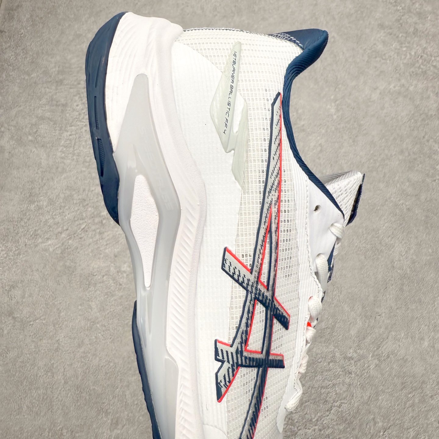 图片[6]-Asics NETBURNER BALLISTIC FF 4 亚瑟士舒适时尚潮流简约减震低帮训练鞋 DYNAWRAP 技术可提升稳定性 FLYTEFOAM 科技打造轻量缓冲组件 FLYTEFOAM Propel 技术鞋垫可提升吸震与回弹效果 TWISSTRUS 技术可提升速度与变向奔跑动作ASICSGRIP 科技可提升在球场上的抓地力 后足 GEL 缓冲科技可提供出色的避震效果AHAR 橡胶可提升耐用性 尺码：35 36 36.5 37 38 38.5 39 40 40.5 41 42 42.5 43 44 45-选品中心