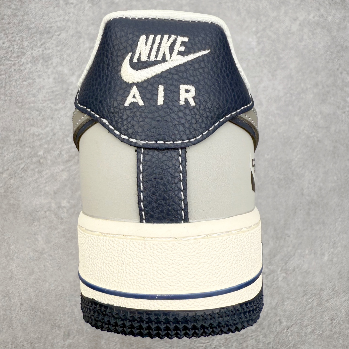 图片[8]-NK Air Force 1´07 Low 空军一号低帮百搭休闲运动板鞋 DF0188-110 柔软、弹性十足的缓震性能和出色的中底设计 横跨复古与现代的外型结合 造就出风靡全球 三十多年的Force 1 直到今天还深受青睐 实拍调校N版已经零色差零失真 百分百还原实物色彩所见即所得 不存在货不对板色差等低级问题 选购参考实物拍摄 不混卖不参货 只用心做好货严格选品 承诺混一赔十 尺码：36 36.5 37.5 38 38.5 39 40 40.5 41 42 42.5 43 44 44.5 45-选品中心