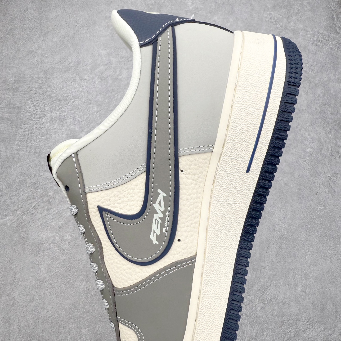 图片[7]-NK Air Force 1´07 Low 空军一号低帮百搭休闲运动板鞋 DF0188-110 柔软、弹性十足的缓震性能和出色的中底设计 横跨复古与现代的外型结合 造就出风靡全球 三十多年的Force 1 直到今天还深受青睐 实拍调校N版已经零色差零失真 百分百还原实物色彩所见即所得 不存在货不对板色差等低级问题 选购参考实物拍摄 不混卖不参货 只用心做好货严格选品 承诺混一赔十 尺码：36 36.5 37.5 38 38.5 39 40 40.5 41 42 42.5 43 44 44.5 45-选品中心