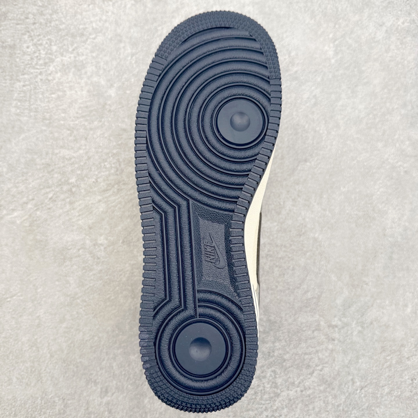 图片[9]-NK Air Force 1´07 Low 空军一号低帮百搭休闲运动板鞋 DF0188-110 柔软、弹性十足的缓震性能和出色的中底设计 横跨复古与现代的外型结合 造就出风靡全球 三十多年的Force 1 直到今天还深受青睐 实拍调校N版已经零色差零失真 百分百还原实物色彩所见即所得 不存在货不对板色差等低级问题 选购参考实物拍摄 不混卖不参货 只用心做好货严格选品 承诺混一赔十 尺码：36 36.5 37.5 38 38.5 39 40 40.5 41 42 42.5 43 44 44.5 45-选品中心