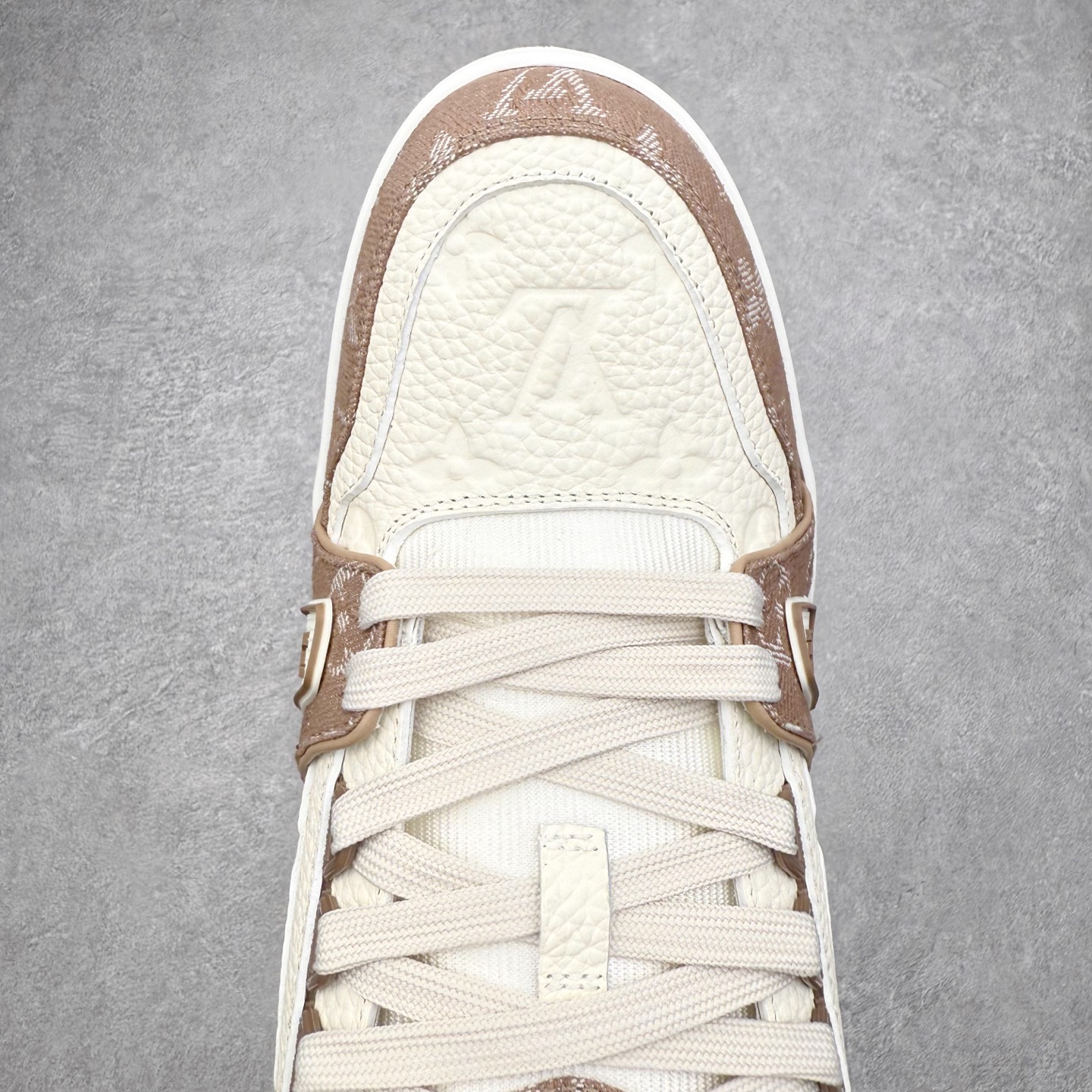 图片[4]-Louis Vuitton Trainer lv时装走秀运动鞋 完美鞋型超高的清洁度 零毛边线头瑕疵 全套原楦原纸版原鞋开模 全网最具灵魂的版型 正确原装黄色鞋盒 正确中底印花 鞋面印花3D高频深度立体 全鞋电脑针车 紧密相连 针距密度一致 环保乳胶注塑鞋垫 厚度脚感还原原版 皮面裁剪部位 统一油边封口工艺 原装橡胶大底含胶量大底组合零偏差 专柜全套包装 防尘袋 说明书 质保卡 男女鞋 尺码：35 36 37 38 39 40 41 42 43 44 45-选品中心