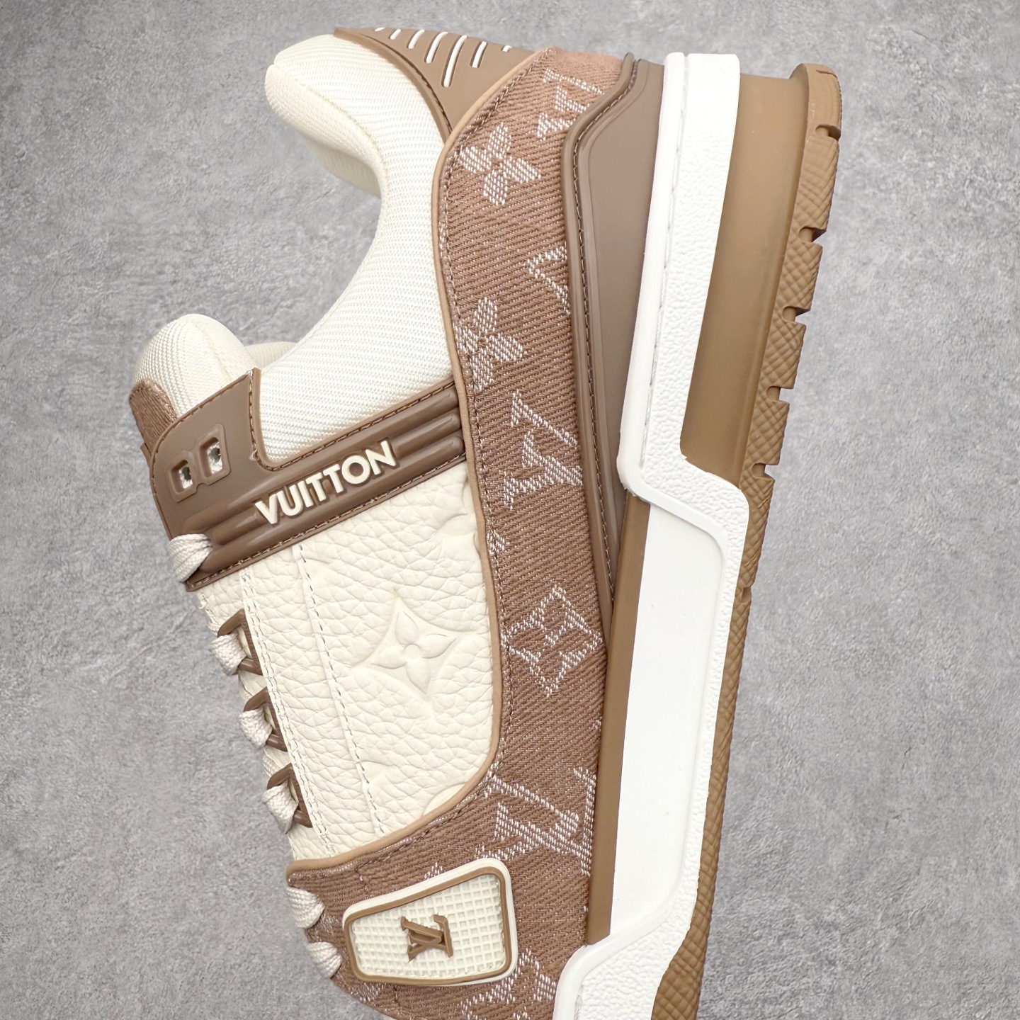 图片[7]-Louis Vuitton Trainer lv时装走秀运动鞋 完美鞋型超高的清洁度 零毛边线头瑕疵 全套原楦原纸版原鞋开模 全网最具灵魂的版型 正确原装黄色鞋盒 正确中底印花 鞋面印花3D高频深度立体 全鞋电脑针车 紧密相连 针距密度一致 环保乳胶注塑鞋垫 厚度脚感还原原版 皮面裁剪部位 统一油边封口工艺 原装橡胶大底含胶量大底组合零偏差 专柜全套包装 防尘袋 说明书 质保卡 男女鞋 尺码：35 36 37 38 39 40 41 42 43 44 45-选品中心