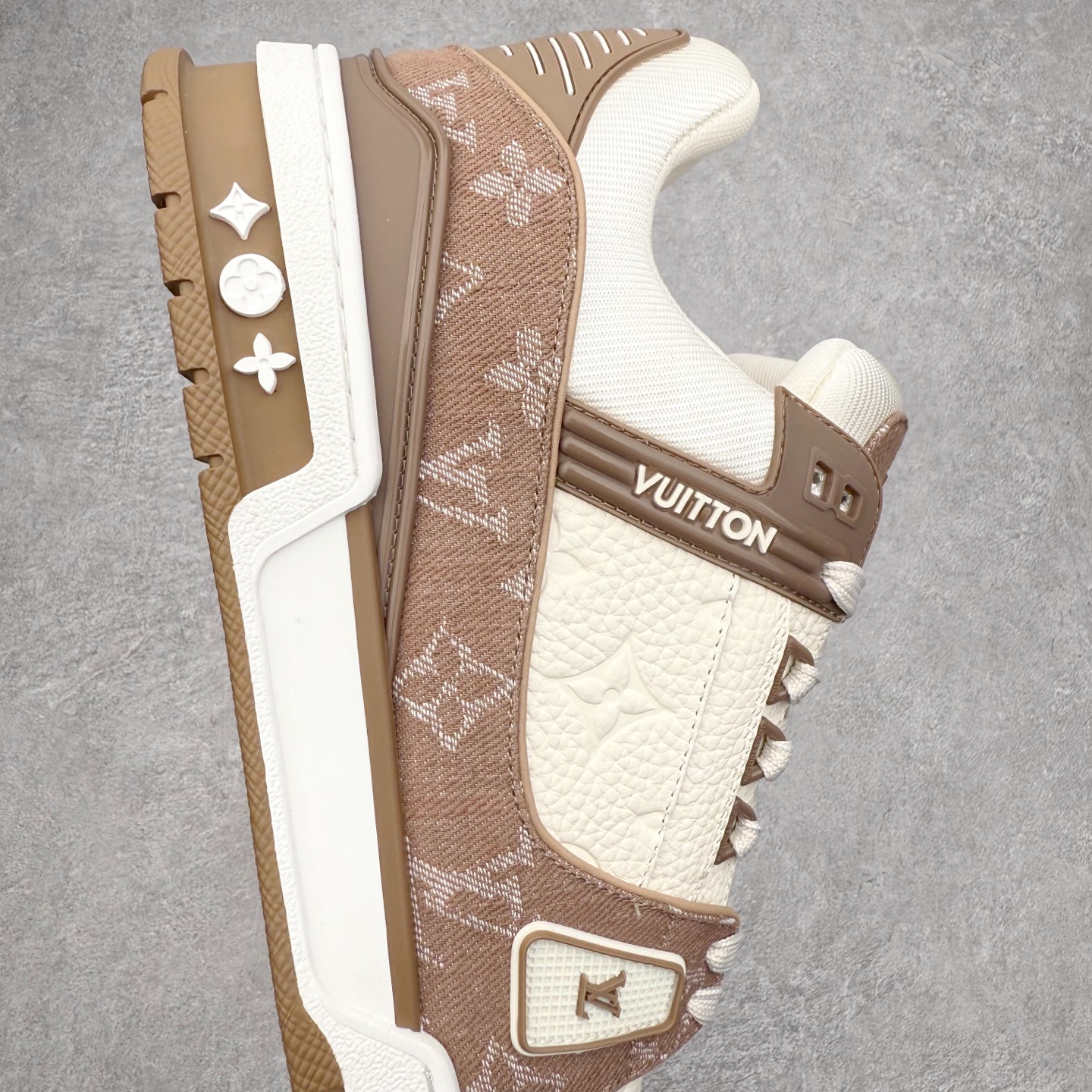 图片[6]-Louis Vuitton Trainer lv时装走秀运动鞋 完美鞋型超高的清洁度 零毛边线头瑕疵 全套原楦原纸版原鞋开模 全网最具灵魂的版型 正确原装黄色鞋盒 正确中底印花 鞋面印花3D高频深度立体 全鞋电脑针车 紧密相连 针距密度一致 环保乳胶注塑鞋垫 厚度脚感还原原版 皮面裁剪部位 统一油边封口工艺 原装橡胶大底含胶量大底组合零偏差 专柜全套包装 防尘袋 说明书 质保卡 男女鞋 尺码：35 36 37 38 39 40 41 42 43 44 45-选品中心