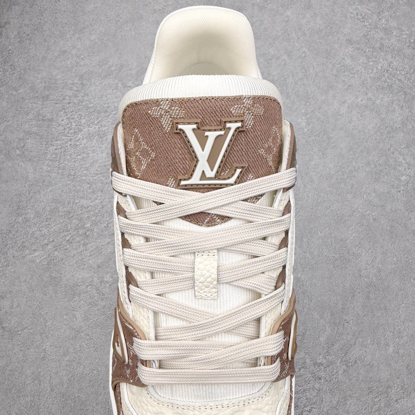 图片[5]-Louis Vuitton Trainer lv时装走秀运动鞋 完美鞋型超高的清洁度 零毛边线头瑕疵 全套原楦原纸版原鞋开模 全网最具灵魂的版型 正确原装黄色鞋盒 正确中底印花 鞋面印花3D高频深度立体 全鞋电脑针车 紧密相连 针距密度一致 环保乳胶注塑鞋垫 厚度脚感还原原版 皮面裁剪部位 统一油边封口工艺 原装橡胶大底含胶量大底组合零偏差 专柜全套包装 防尘袋 说明书 质保卡 男女鞋 尺码：35 36 37 38 39 40 41 42 43 44 45-选品中心