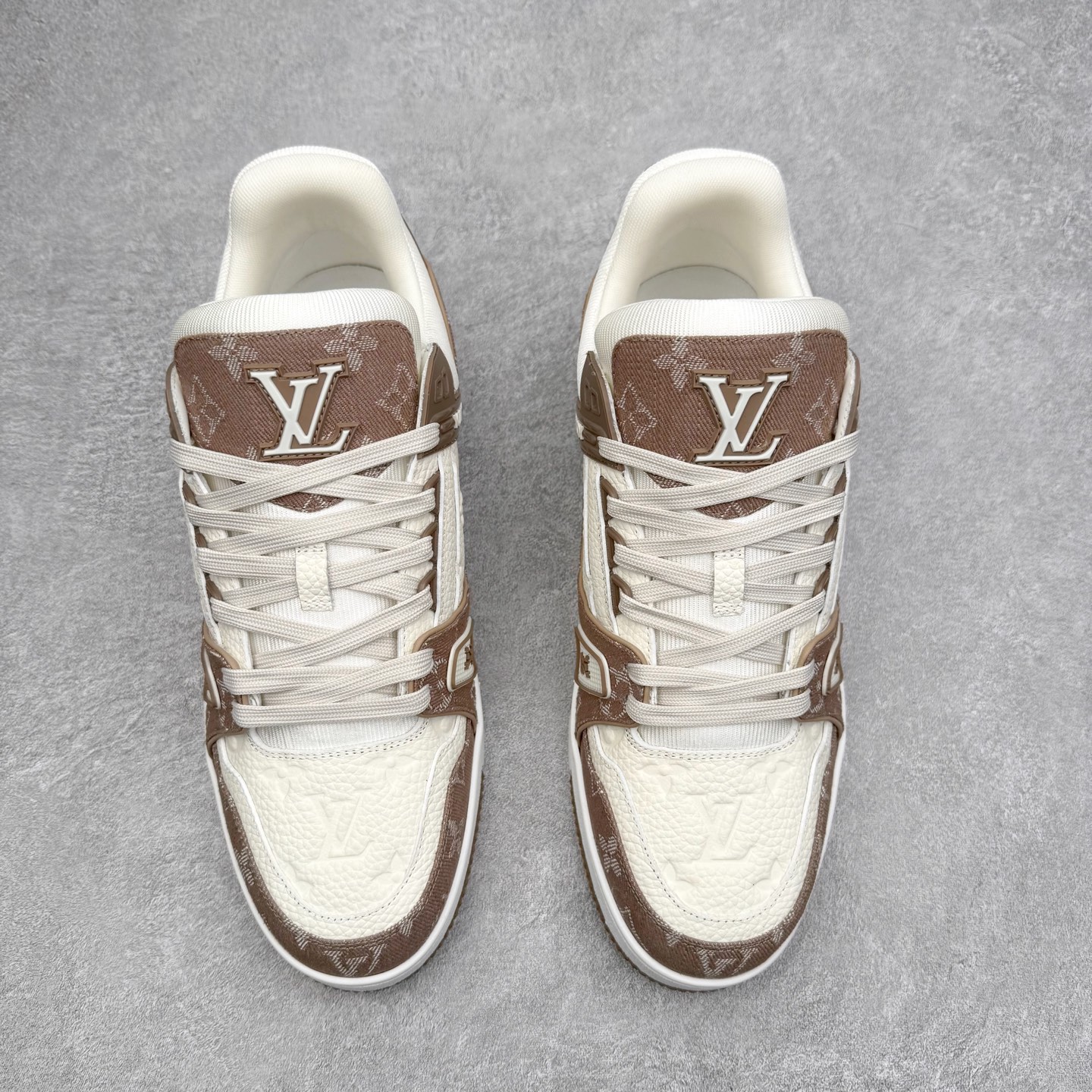 图片[2]-Louis Vuitton Trainer lv时装走秀运动鞋 完美鞋型超高的清洁度 零毛边线头瑕疵 全套原楦原纸版原鞋开模 全网最具灵魂的版型 正确原装黄色鞋盒 正确中底印花 鞋面印花3D高频深度立体 全鞋电脑针车 紧密相连 针距密度一致 环保乳胶注塑鞋垫 厚度脚感还原原版 皮面裁剪部位 统一油边封口工艺 原装橡胶大底含胶量大底组合零偏差 专柜全套包装 防尘袋 说明书 质保卡 男女鞋 尺码：35 36 37 38 39 40 41 42 43 44 45-选品中心