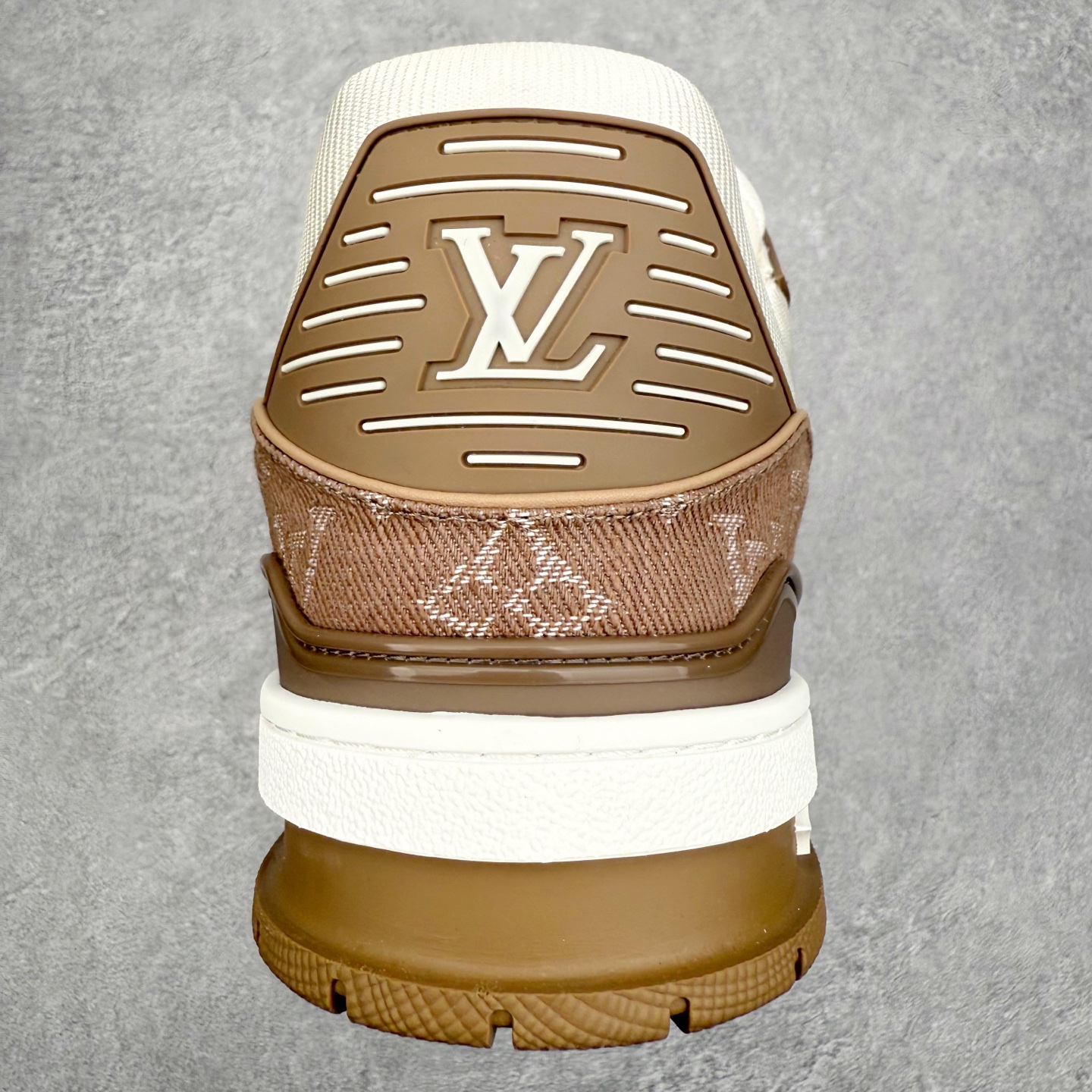 图片[8]-Louis Vuitton Trainer lv时装走秀运动鞋 完美鞋型超高的清洁度 零毛边线头瑕疵 全套原楦原纸版原鞋开模 全网最具灵魂的版型 正确原装黄色鞋盒 正确中底印花 鞋面印花3D高频深度立体 全鞋电脑针车 紧密相连 针距密度一致 环保乳胶注塑鞋垫 厚度脚感还原原版 皮面裁剪部位 统一油边封口工艺 原装橡胶大底含胶量大底组合零偏差 专柜全套包装 防尘袋 说明书 质保卡 男女鞋 尺码：35 36 37 38 39 40 41 42 43 44 45-选品中心