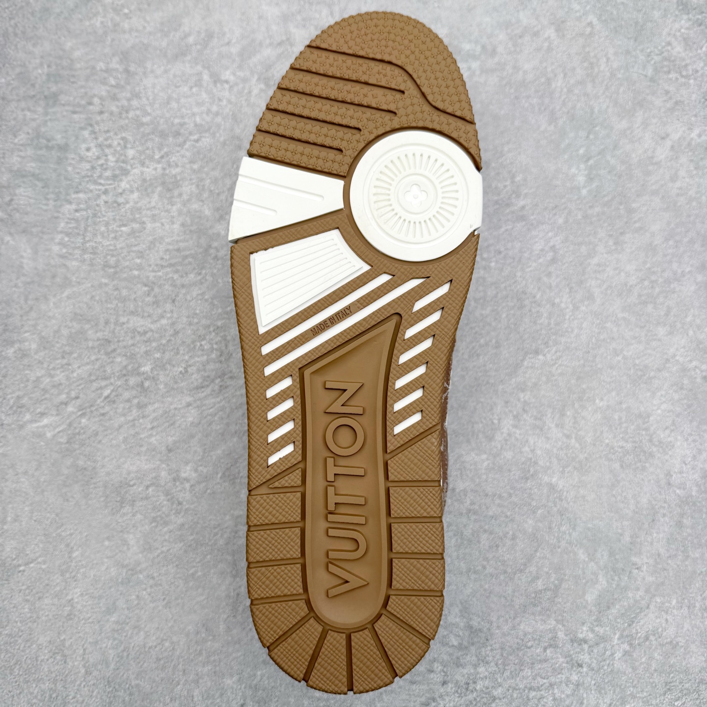 图片[9]-Louis Vuitton Trainer lv时装走秀运动鞋 完美鞋型超高的清洁度 零毛边线头瑕疵 全套原楦原纸版原鞋开模 全网最具灵魂的版型 正确原装黄色鞋盒 正确中底印花 鞋面印花3D高频深度立体 全鞋电脑针车 紧密相连 针距密度一致 环保乳胶注塑鞋垫 厚度脚感还原原版 皮面裁剪部位 统一油边封口工艺 原装橡胶大底含胶量大底组合零偏差 专柜全套包装 防尘袋 说明书 质保卡 男女鞋 尺码：35 36 37 38 39 40 41 42 43 44 45-选品中心